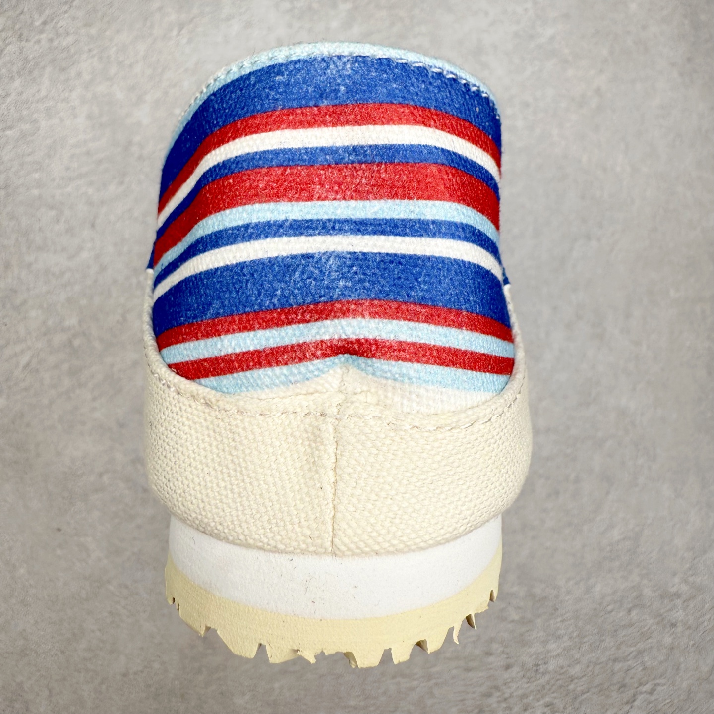 图片[8]-＃纯原福利 Asics Onitsuka Tiger MEXICO 66 亚瑟士鬼冢虎复古经典板鞋 市场最强版本 原厂牛津布加持 海外订单工厂出品 超成熟稳定的做工品控 原装全套纸板楦头开发 原汁原味 完美呈现版型 私模正确鞋底咬花纹路 一比一鞋头弧度高度鞋身弧度 绝不口嗨 细节品控鞋型随意秒杀市面 原档咬花纹路私模大底 一个单元有六个三角形 总体形拼接呈现花瓣状 官方四联吊牌 原装Ortholite轻量化鞋垫 原盒原配 质保卡 说明书 钢印防尘纸 纸板中底带钢印 乳胶组合鞋垫 支持全方位的对比专柜 产品从款式颜色造型上体现出追求舒适和细节的完美 鞋类更是推崇手工制作的严谨与完美 融舒适性与可穿性的设计风格 注重细节的完美和别致魅力 既保持稳重 又不失轻松的时尚感 尺码：36 37 37.5 38 39 39.5 40 40.5 41.5 42 42.5 43.5 44 45-选品中心