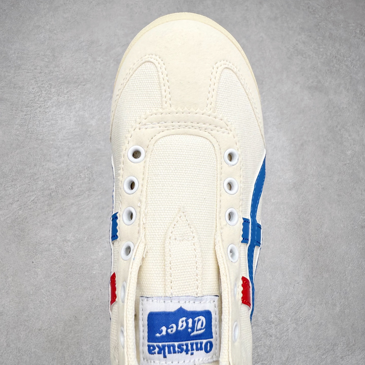 图片[4]-＃纯原福利 Asics Onitsuka Tiger MEXICO 66 亚瑟士鬼冢虎复古经典板鞋 市场最强版本 原厂牛津布加持 海外订单工厂出品 超成熟稳定的做工品控 原装全套纸板楦头开发 原汁原味 完美呈现版型 私模正确鞋底咬花纹路 一比一鞋头弧度高度鞋身弧度 绝不口嗨 细节品控鞋型随意秒杀市面 原档咬花纹路私模大底 一个单元有六个三角形 总体形拼接呈现花瓣状 官方四联吊牌 原装Ortholite轻量化鞋垫 原盒原配 质保卡 说明书 钢印防尘纸 纸板中底带钢印 乳胶组合鞋垫 支持全方位的对比专柜 产品从款式颜色造型上体现出追求舒适和细节的完美 鞋类更是推崇手工制作的严谨与完美 融舒适性与可穿性的设计风格 注重细节的完美和别致魅力 既保持稳重 又不失轻松的时尚感 尺码：36 37 37.5 38 39 39.5 40 40.5 41.5 42 42.5 43.5 44 45-选品中心