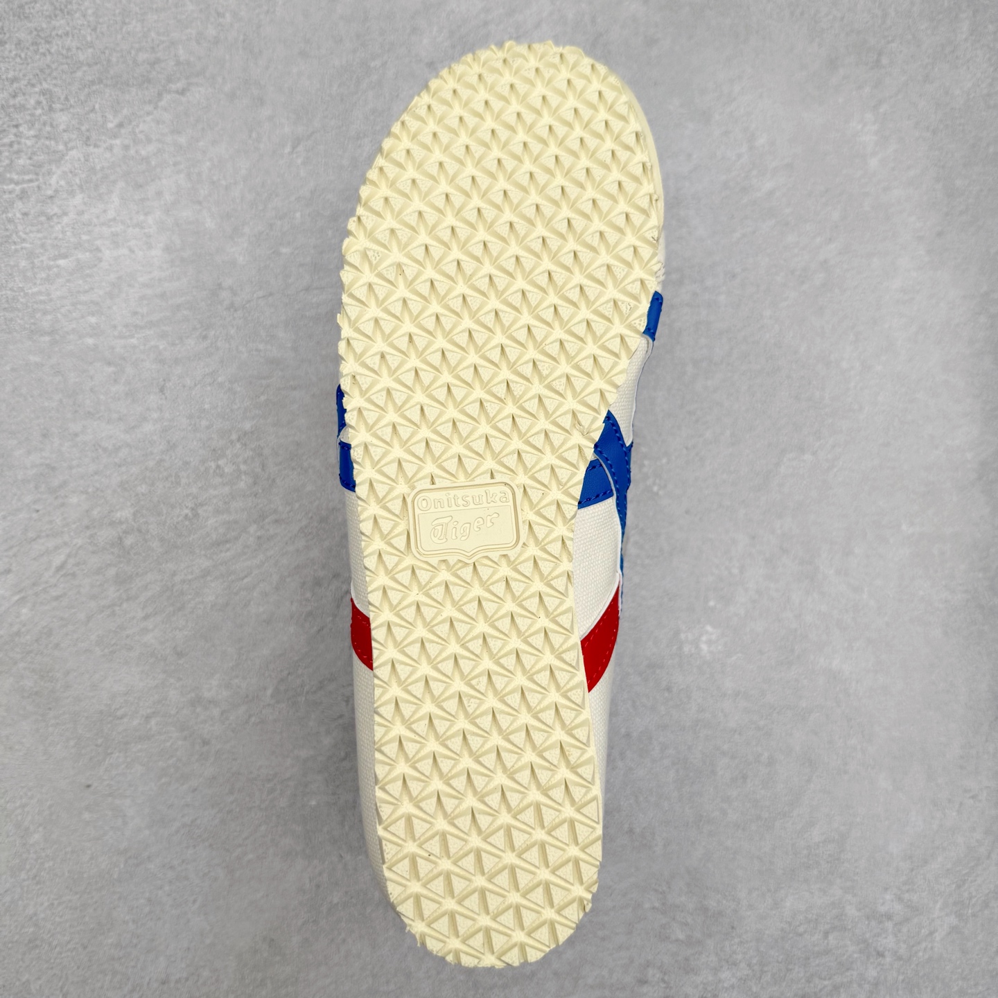 图片[9]-＃纯原福利 Asics Onitsuka Tiger MEXICO 66 亚瑟士鬼冢虎复古经典板鞋 市场最强版本 原厂牛津布加持 海外订单工厂出品 超成熟稳定的做工品控 原装全套纸板楦头开发 原汁原味 完美呈现版型 私模正确鞋底咬花纹路 一比一鞋头弧度高度鞋身弧度 绝不口嗨 细节品控鞋型随意秒杀市面 原档咬花纹路私模大底 一个单元有六个三角形 总体形拼接呈现花瓣状 官方四联吊牌 原装Ortholite轻量化鞋垫 原盒原配 质保卡 说明书 钢印防尘纸 纸板中底带钢印 乳胶组合鞋垫 支持全方位的对比专柜 产品从款式颜色造型上体现出追求舒适和细节的完美 鞋类更是推崇手工制作的严谨与完美 融舒适性与可穿性的设计风格 注重细节的完美和别致魅力 既保持稳重 又不失轻松的时尚感 尺码：36 37 37.5 38 39 39.5 40 40.5 41.5 42 42.5 43.5 44 45-选品中心