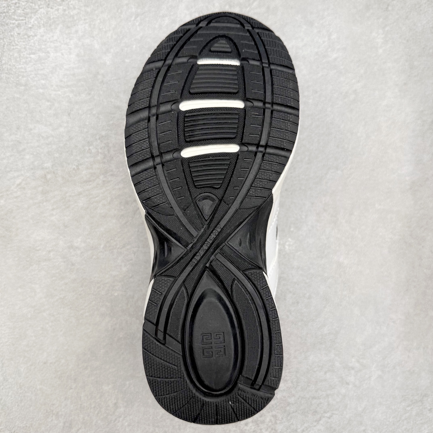 图片[9]-纪梵希 Nfnty-52 圆头系带 logo图案跑鞋低帮生活休闲鞋 性价比天花板 极力推荐 采用全粒面头层牛皮革鞋面材质 正确吸汗网布贴合PU高弹发泡增高鞋垫 独家开发组合TR光泽耐韧隔色橡胶鞋底 尺码：36 37 38 39 40 41 42 43 44 45-选品中心