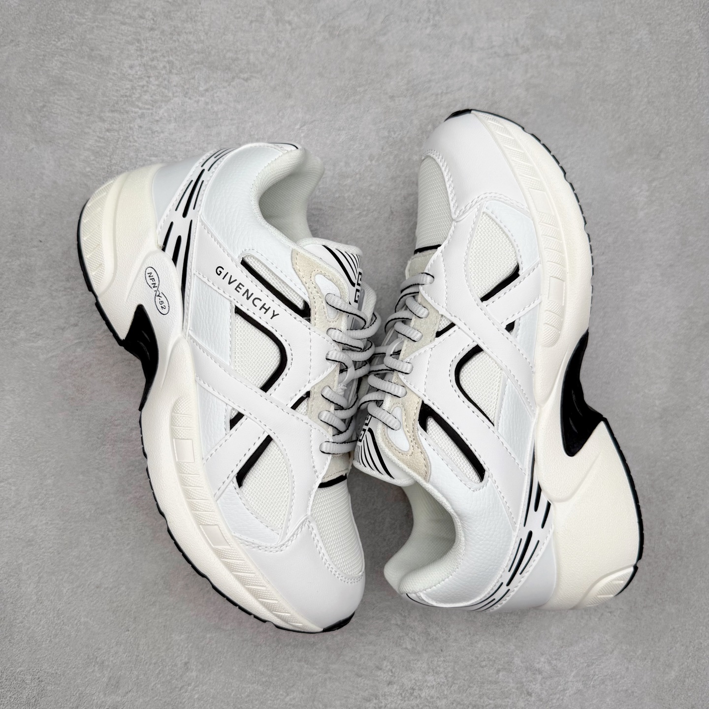 图片[3]-纪梵希 Nfnty-52 圆头系带 logo图案跑鞋低帮生活休闲鞋 性价比天花板 极力推荐 采用全粒面头层牛皮革鞋面材质 正确吸汗网布贴合PU高弹发泡增高鞋垫 独家开发组合TR光泽耐韧隔色橡胶鞋底 尺码：36 37 38 39 40 41 42 43 44 45-选品中心