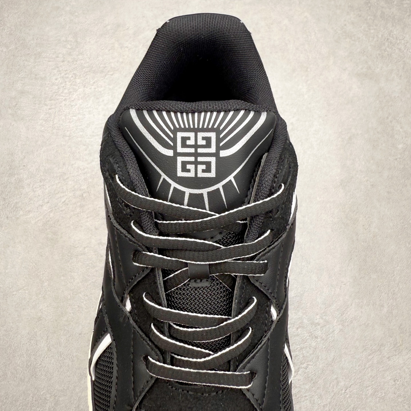 图片[5]-纪梵希 Nfnty-52 圆头系带 logo图案跑鞋低帮生活休闲鞋 性价比天花板 极力推荐 采用全粒面头层牛皮革鞋面材质 正确吸汗网布贴合PU高弹发泡增高鞋垫 独家开发组合TR光泽耐韧隔色橡胶鞋底 尺码：36 37 38 39 40 41 42 43 44 45-选品中心