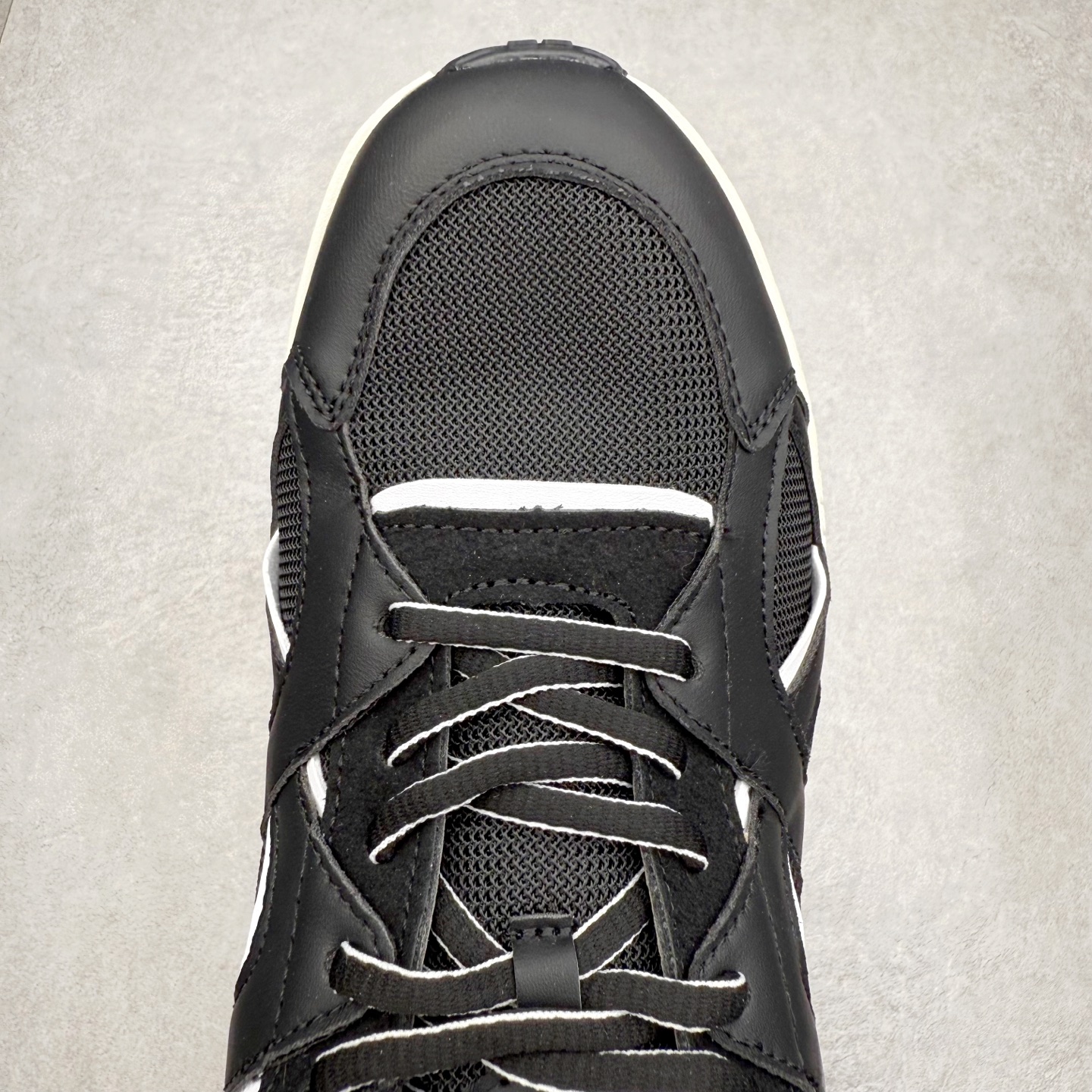 图片[4]-纪梵希 Nfnty-52 圆头系带 logo图案跑鞋低帮生活休闲鞋 性价比天花板 极力推荐 采用全粒面头层牛皮革鞋面材质 正确吸汗网布贴合PU高弹发泡增高鞋垫 独家开发组合TR光泽耐韧隔色橡胶鞋底 尺码：36 37 38 39 40 41 42 43 44 45-选品中心