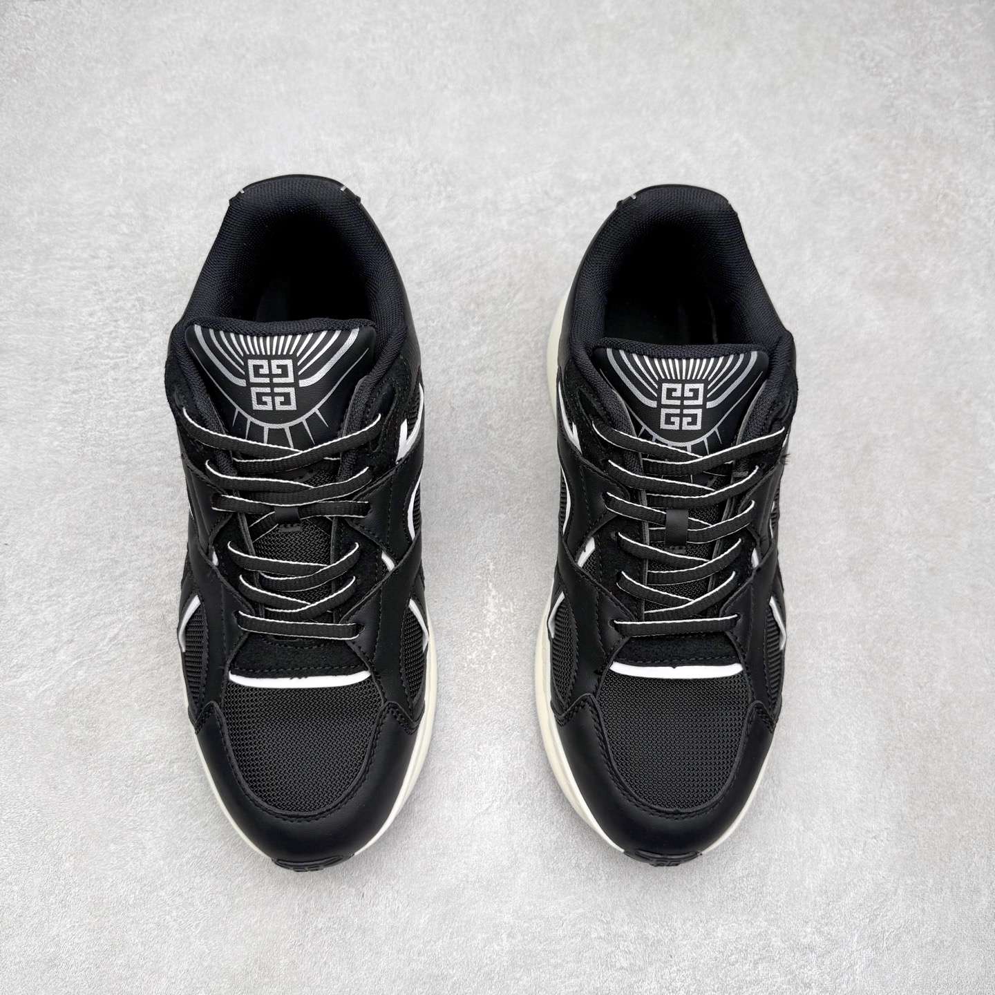 图片[2]-纪梵希 Nfnty-52 圆头系带 logo图案跑鞋低帮生活休闲鞋 性价比天花板 极力推荐 采用全粒面头层牛皮革鞋面材质 正确吸汗网布贴合PU高弹发泡增高鞋垫 独家开发组合TR光泽耐韧隔色橡胶鞋底 尺码：36 37 38 39 40 41 42 43 44 45-选品中心