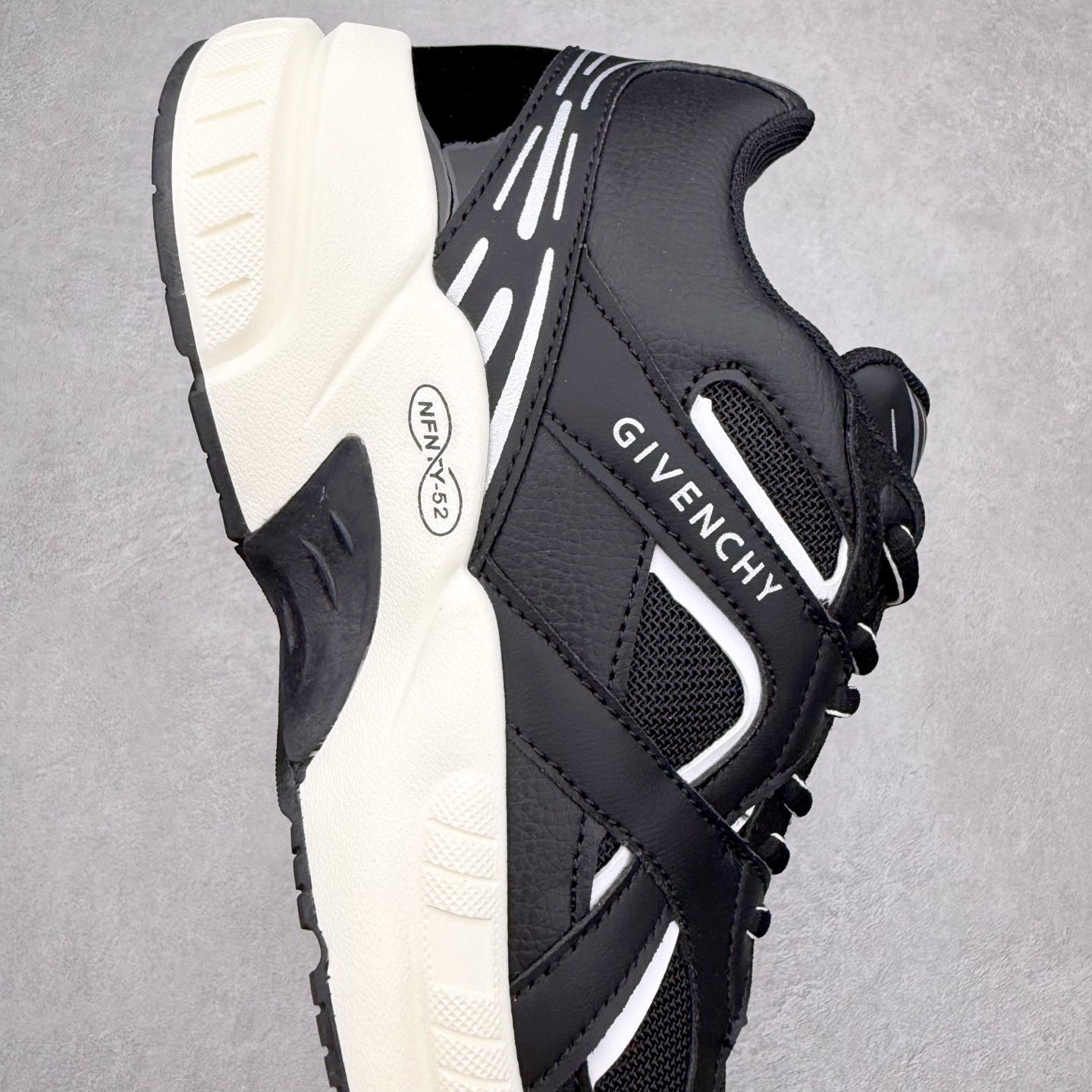 图片[6]-纪梵希 Nfnty-52 圆头系带 logo图案跑鞋低帮生活休闲鞋 性价比天花板 极力推荐 采用全粒面头层牛皮革鞋面材质 正确吸汗网布贴合PU高弹发泡增高鞋垫 独家开发组合TR光泽耐韧隔色橡胶鞋底 尺码：36 37 38 39 40 41 42 43 44 45-选品中心