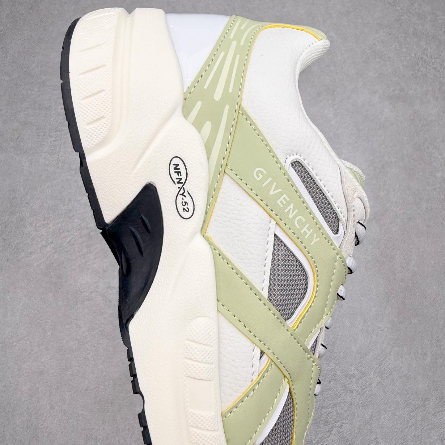 图片[6]-纪梵希 Nfnty-52 圆头系带 logo图案跑鞋低帮生活休闲鞋 性价比天花板 极力推荐 采用全粒面头层牛皮革鞋面材质 正确吸汗网布贴合PU高弹发泡增高鞋垫 独家开发组合TR光泽耐韧隔色橡胶鞋底 尺码：36 37 38 39 40 41 42 43 44 45-选品中心