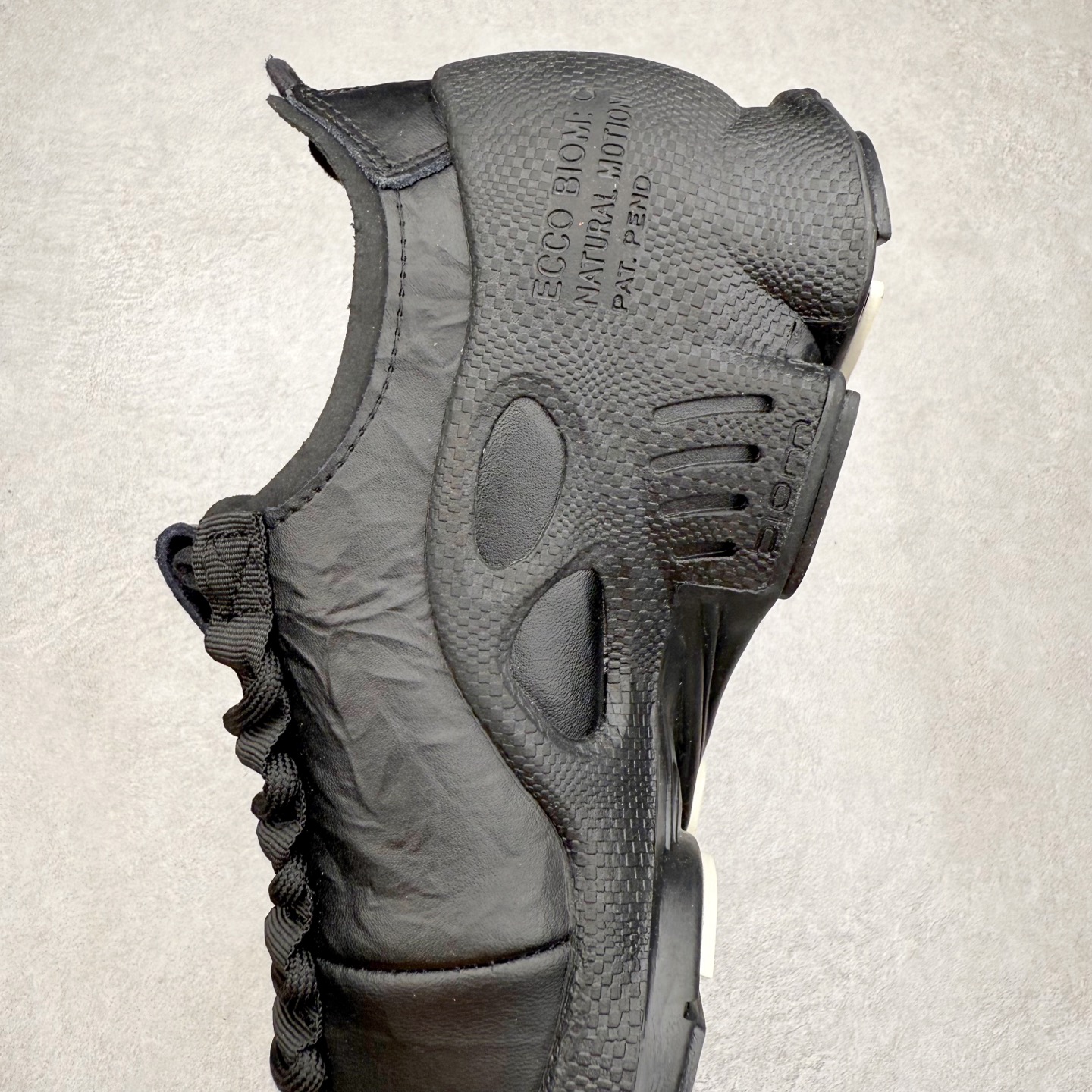 图片[7]-ECCO爱步老爹鞋男士夏季新款 飞织网面百搭潮流户外运动鞋 健步BIOM系列新款 全新的轻量发泡底材与直接注塑橡胶大底相结合 柔软舒适，轻量回弹，脚感更轻盈 鞋面采用GORE-TEX飞织网面与牛皮相结合 给你贴心透气呵护 自然律动科技 符合人体工学鞋楦 贴近足部天然形态 橡胶大底，抓地力强，具有良好的耐磨性 轻盈自如 适跑畅练 尺码：38 39 40 41 42 43 44 （皮鞋码）-选品中心