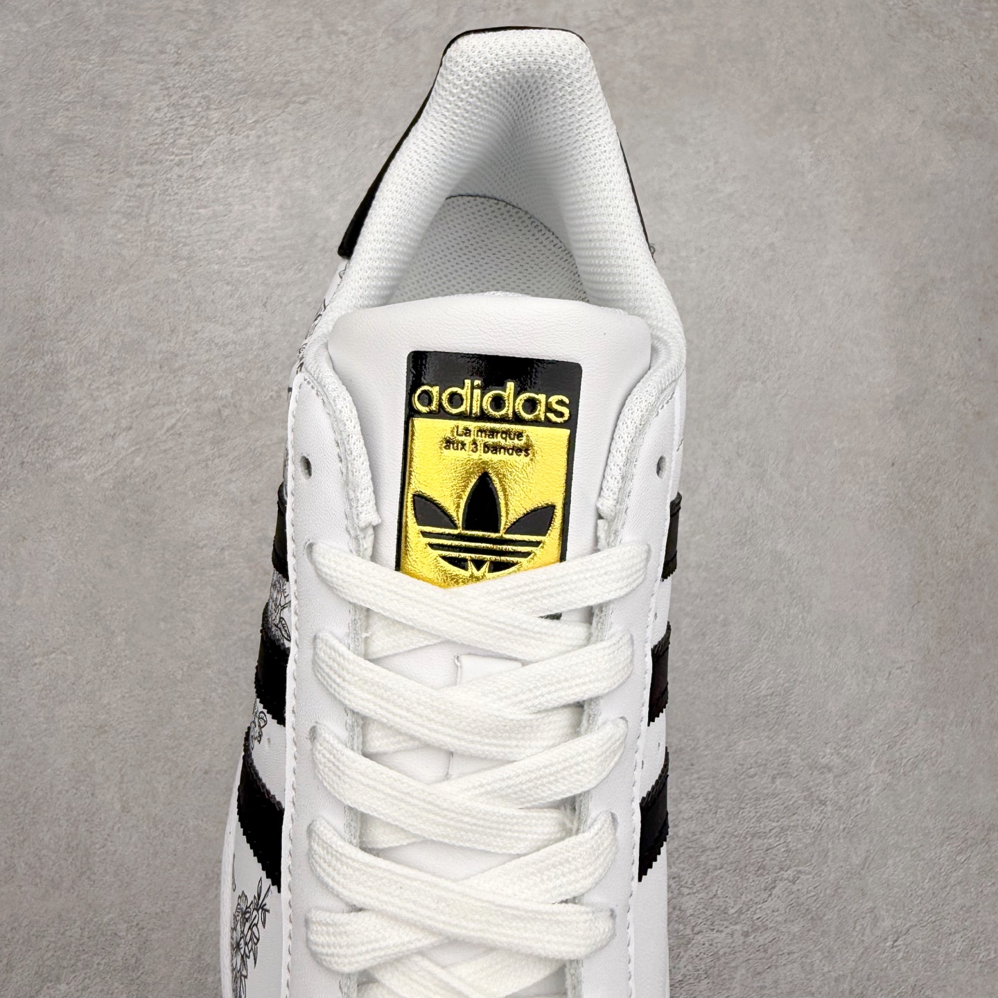 图片[5]-AD Originals Superstar 经典复古贝壳头板鞋 EG4958 诞生于1969年 是第一双将全皮面鞋 身与橡胶鞋头结合在一起的低帮篮球鞋 Superstar最开始 是作为高帮篮球鞋Pro Model的低帮版本而出现的 但因为其独特和醒目的橡胶鞋头造型而让大家熟知 被大家形象地称为\\\”shelltoe\\\”贝壳头 在70年代的美国职业篮球场上 接近3/4的NBA球员都将这双Superstar作为场上用鞋 80年代之后 经过不断的改良和发展 Superstar逐渐成为横跨时装、音乐、街头文化、休闲和运动等各大领域的时尚潮鞋 尺码：36 36.5 37 38 38.5 39 40 40.5 41 42 42.5 43 44 44.5 45-选品中心