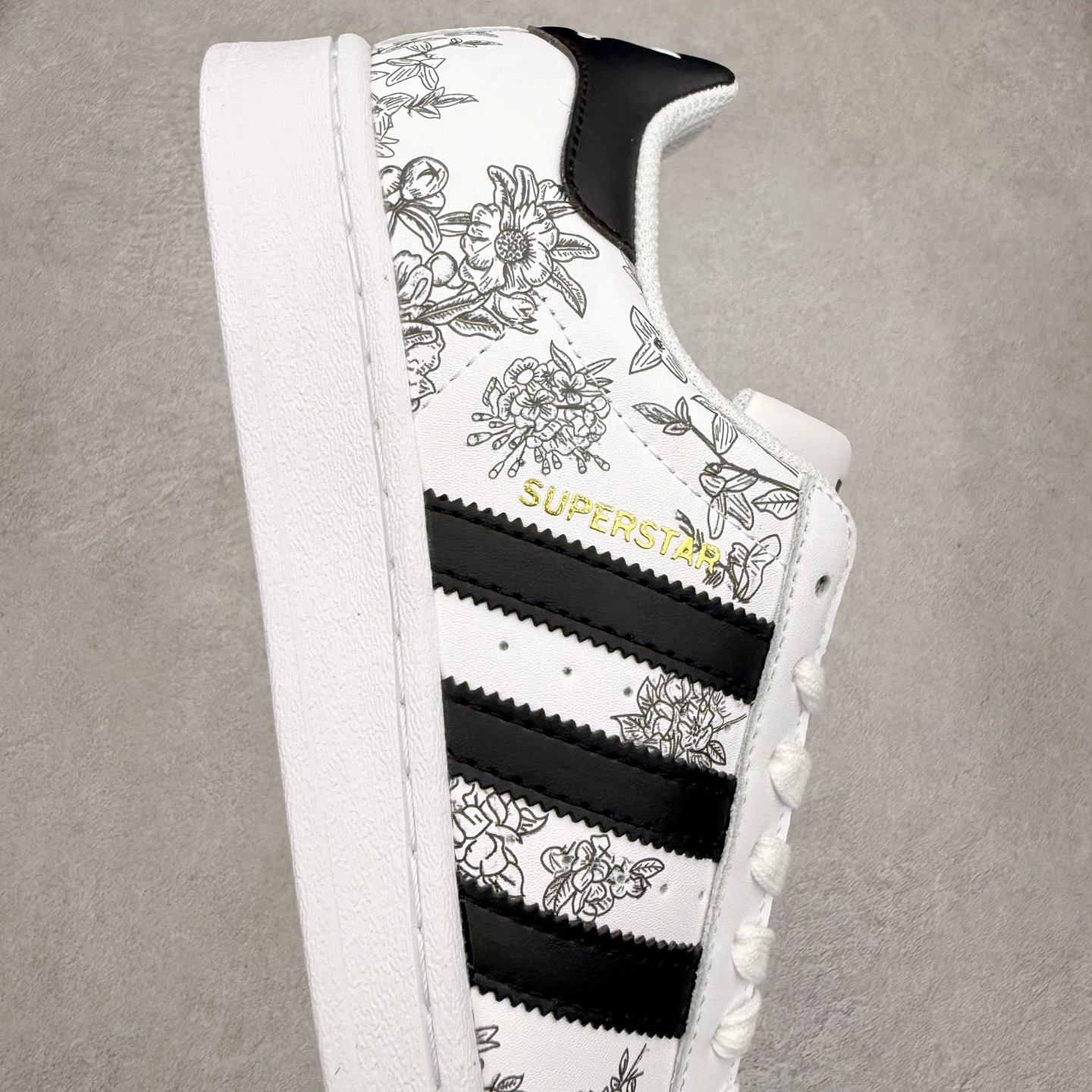 图片[6]-AD Originals Superstar 经典复古贝壳头板鞋 EG4958 诞生于1969年 是第一双将全皮面鞋 身与橡胶鞋头结合在一起的低帮篮球鞋 Superstar最开始 是作为高帮篮球鞋Pro Model的低帮版本而出现的 但因为其独特和醒目的橡胶鞋头造型而让大家熟知 被大家形象地称为\\\”shelltoe\\\”贝壳头 在70年代的美国职业篮球场上 接近3/4的NBA球员都将这双Superstar作为场上用鞋 80年代之后 经过不断的改良和发展 Superstar逐渐成为横跨时装、音乐、街头文化、休闲和运动等各大领域的时尚潮鞋 尺码：36 36.5 37 38 38.5 39 40 40.5 41 42 42.5 43 44 44.5 45-选品中心