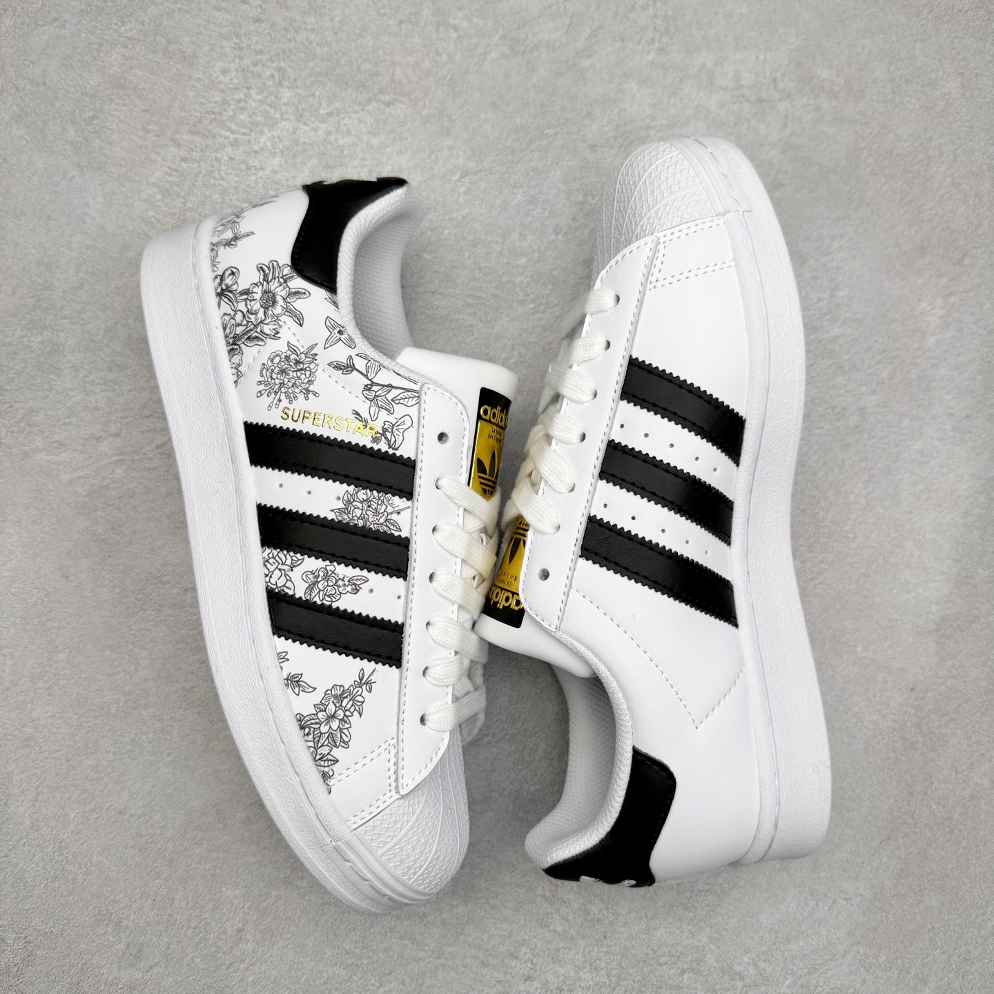 图片[3]-AD Originals Superstar 经典复古贝壳头板鞋 EG4958 诞生于1969年 是第一双将全皮面鞋 身与橡胶鞋头结合在一起的低帮篮球鞋 Superstar最开始 是作为高帮篮球鞋Pro Model的低帮版本而出现的 但因为其独特和醒目的橡胶鞋头造型而让大家熟知 被大家形象地称为\\\”shelltoe\\\”贝壳头 在70年代的美国职业篮球场上 接近3/4的NBA球员都将这双Superstar作为场上用鞋 80年代之后 经过不断的改良和发展 Superstar逐渐成为横跨时装、音乐、街头文化、休闲和运动等各大领域的时尚潮鞋 尺码：36 36.5 37 38 38.5 39 40 40.5 41 42 42.5 43 44 44.5 45-选品中心