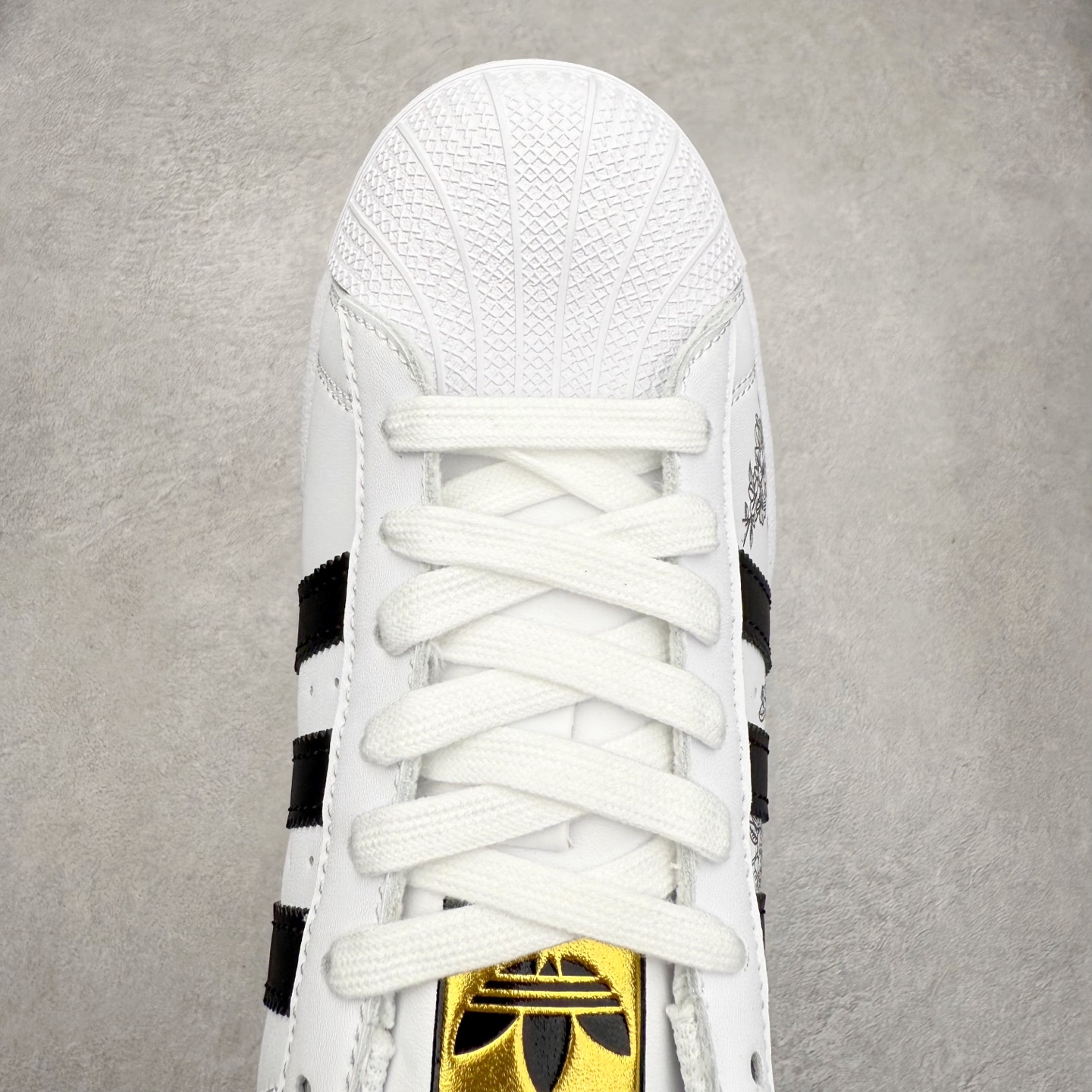 图片[4]-AD Originals Superstar 经典复古贝壳头板鞋 EG4958 诞生于1969年 是第一双将全皮面鞋 身与橡胶鞋头结合在一起的低帮篮球鞋 Superstar最开始 是作为高帮篮球鞋Pro Model的低帮版本而出现的 但因为其独特和醒目的橡胶鞋头造型而让大家熟知 被大家形象地称为\\\”shelltoe\\\”贝壳头 在70年代的美国职业篮球场上 接近3/4的NBA球员都将这双Superstar作为场上用鞋 80年代之后 经过不断的改良和发展 Superstar逐渐成为横跨时装、音乐、街头文化、休闲和运动等各大领域的时尚潮鞋 尺码：36 36.5 37 38 38.5 39 40 40.5 41 42 42.5 43 44 44.5 45-选品中心