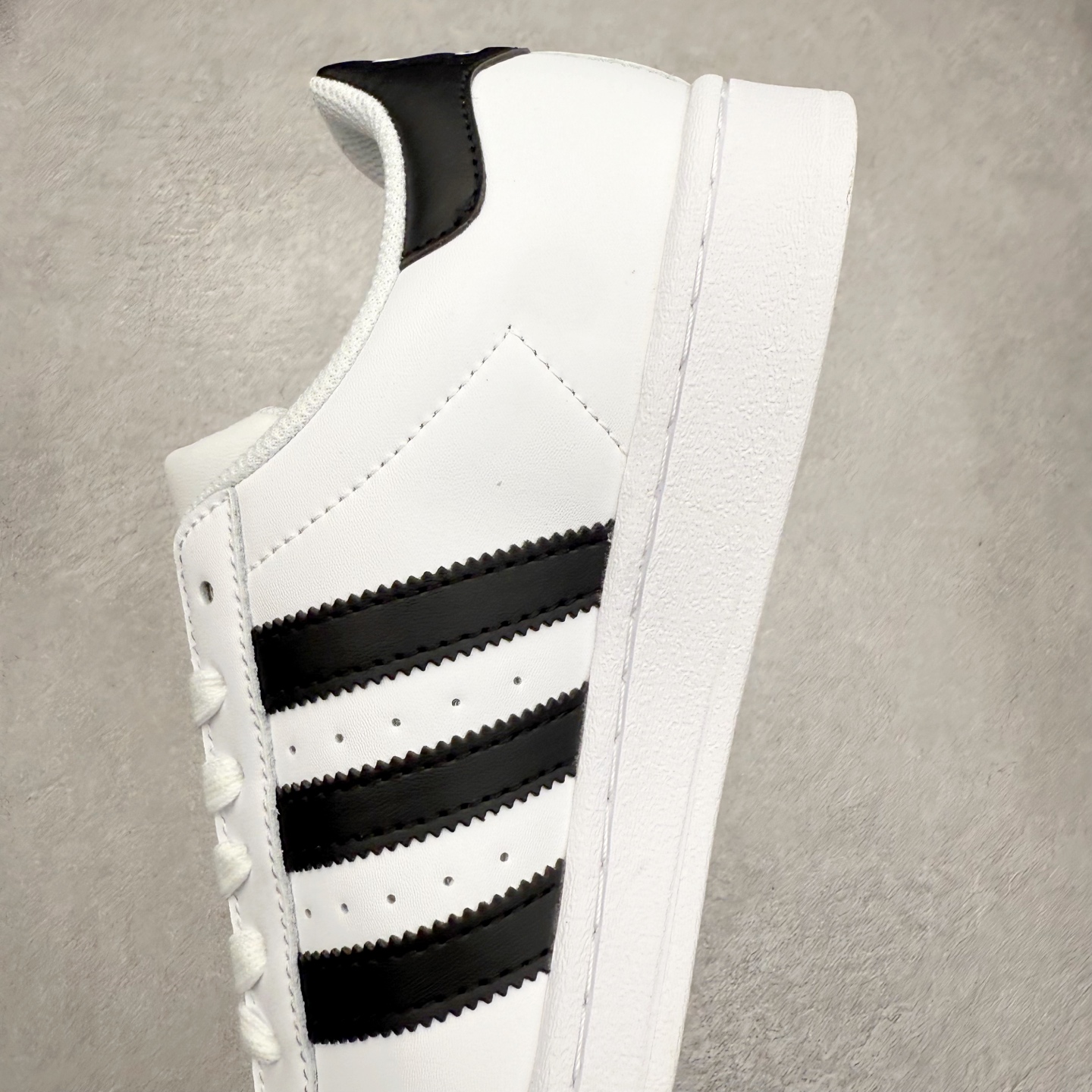 图片[7]-AD Originals Superstar 经典复古贝壳头板鞋 EG4958 诞生于1969年 是第一双将全皮面鞋 身与橡胶鞋头结合在一起的低帮篮球鞋 Superstar最开始 是作为高帮篮球鞋Pro Model的低帮版本而出现的 但因为其独特和醒目的橡胶鞋头造型而让大家熟知 被大家形象地称为\\\”shelltoe\\\”贝壳头 在70年代的美国职业篮球场上 接近3/4的NBA球员都将这双Superstar作为场上用鞋 80年代之后 经过不断的改良和发展 Superstar逐渐成为横跨时装、音乐、街头文化、休闲和运动等各大领域的时尚潮鞋 尺码：36 36.5 37 38 38.5 39 40 40.5 41 42 42.5 43 44 44.5 45-选品中心