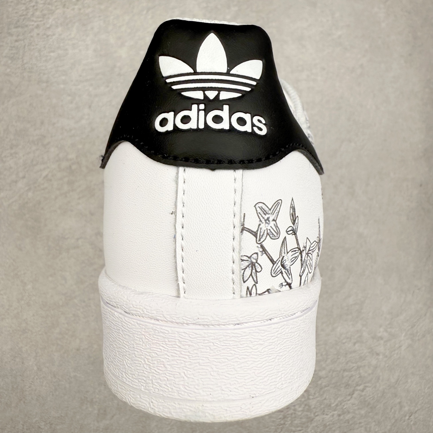 图片[8]-AD Originals Superstar 经典复古贝壳头板鞋 EG4958 诞生于1969年 是第一双将全皮面鞋 身与橡胶鞋头结合在一起的低帮篮球鞋 Superstar最开始 是作为高帮篮球鞋Pro Model的低帮版本而出现的 但因为其独特和醒目的橡胶鞋头造型而让大家熟知 被大家形象地称为\\\”shelltoe\\\”贝壳头 在70年代的美国职业篮球场上 接近3/4的NBA球员都将这双Superstar作为场上用鞋 80年代之后 经过不断的改良和发展 Superstar逐渐成为横跨时装、音乐、街头文化、休闲和运动等各大领域的时尚潮鞋 尺码：36 36.5 37 38 38.5 39 40 40.5 41 42 42.5 43 44 44.5 45-选品中心