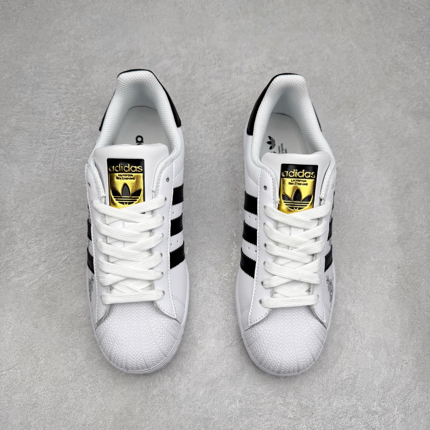 图片[2]-AD Originals Superstar 经典复古贝壳头板鞋 EG4958 诞生于1969年 是第一双将全皮面鞋 身与橡胶鞋头结合在一起的低帮篮球鞋 Superstar最开始 是作为高帮篮球鞋Pro Model的低帮版本而出现的 但因为其独特和醒目的橡胶鞋头造型而让大家熟知 被大家形象地称为\\\”shelltoe\\\”贝壳头 在70年代的美国职业篮球场上 接近3/4的NBA球员都将这双Superstar作为场上用鞋 80年代之后 经过不断的改良和发展 Superstar逐渐成为横跨时装、音乐、街头文化、休闲和运动等各大领域的时尚潮鞋 尺码：36 36.5 37 38 38.5 39 40 40.5 41 42 42.5 43 44 44.5 45-选品中心