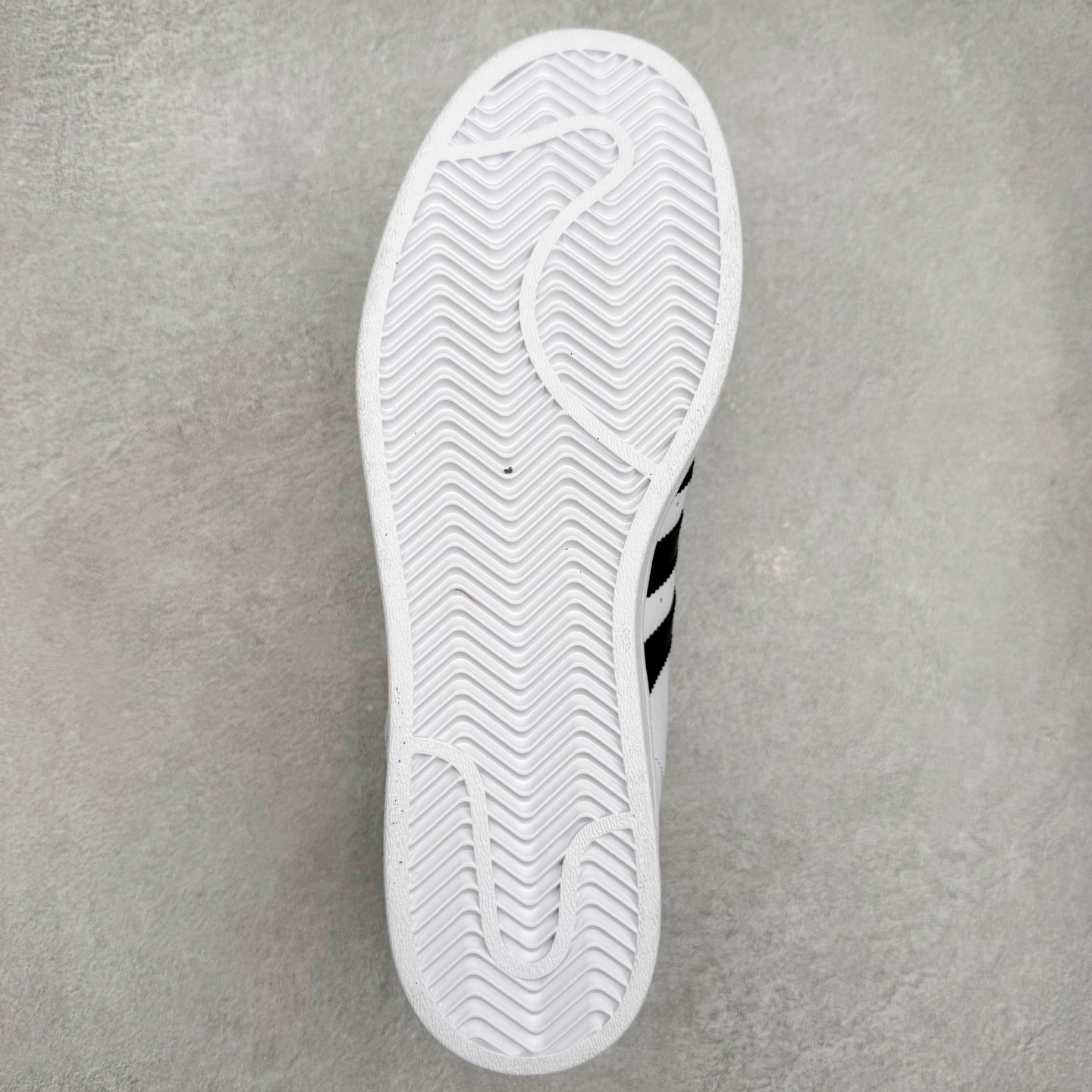 图片[9]-AD Originals Superstar 经典复古贝壳头板鞋 EG4958 诞生于1969年 是第一双将全皮面鞋 身与橡胶鞋头结合在一起的低帮篮球鞋 Superstar最开始 是作为高帮篮球鞋Pro Model的低帮版本而出现的 但因为其独特和醒目的橡胶鞋头造型而让大家熟知 被大家形象地称为\\\”shelltoe\\\”贝壳头 在70年代的美国职业篮球场上 接近3/4的NBA球员都将这双Superstar作为场上用鞋 80年代之后 经过不断的改良和发展 Superstar逐渐成为横跨时装、音乐、街头文化、休闲和运动等各大领域的时尚潮鞋 尺码：36 36.5 37 38 38.5 39 40 40.5 41 42 42.5 43 44 44.5 45-选品中心