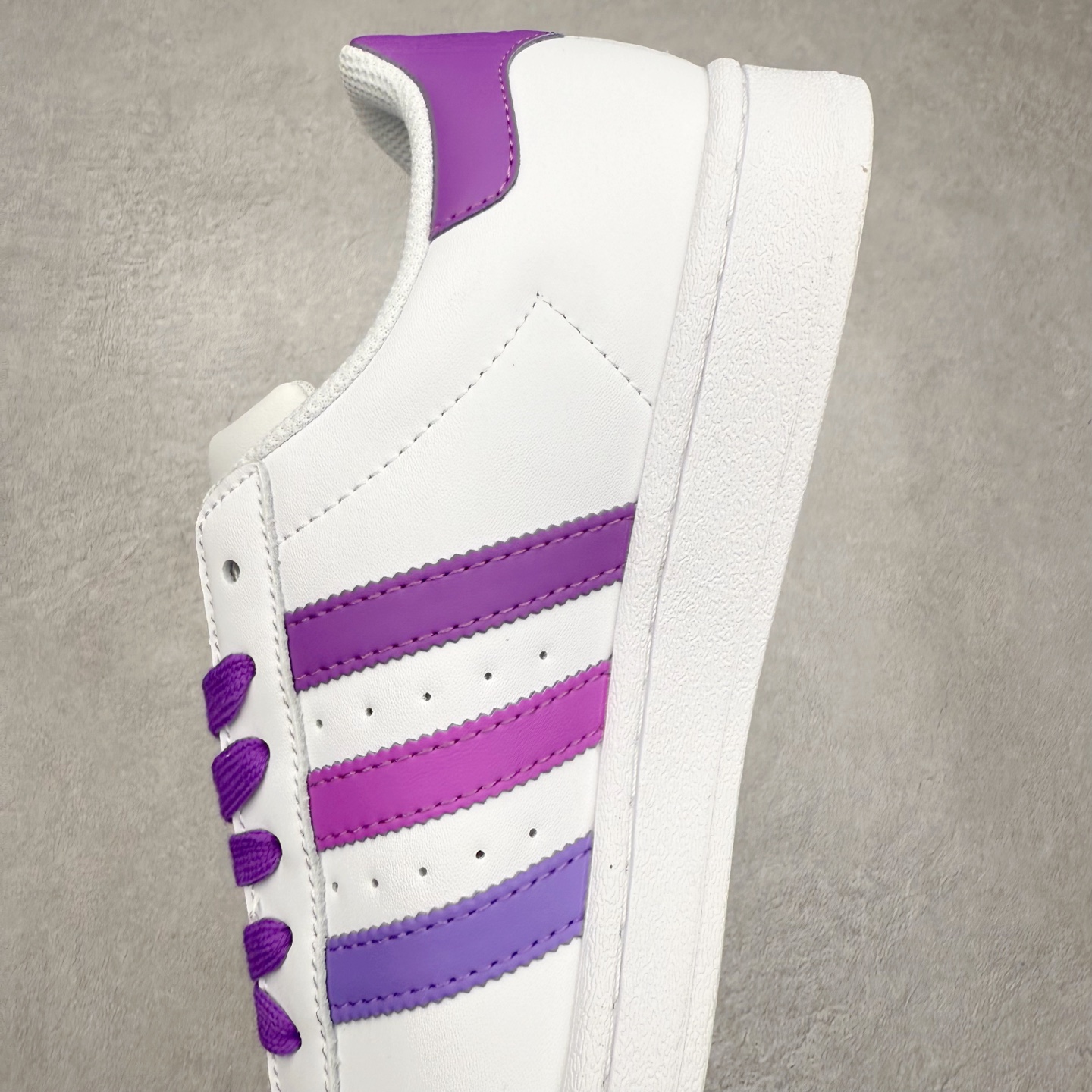 图片[7]-AD Originals Superstar 经典复古贝壳头板鞋 EG4958 诞生于1969年 是第一双将全皮面鞋 身与橡胶鞋头结合在一起的低帮篮球鞋 Superstar最开始 是作为高帮篮球鞋Pro Model的低帮版本而出现的 但因为其独特和醒目的橡胶鞋头造型而让大家熟知 被大家形象地称为\\\”shelltoe\\\”贝壳头 在70年代的美国职业篮球场上 接近3/4的NBA球员都将这双Superstar作为场上用鞋 80年代之后 经过不断的改良和发展 Superstar逐渐成为横跨时装、音乐、街头文化、休闲和运动等各大领域的时尚潮鞋 尺码：36 36.5 37 38 38.5 39 40 40.5 41 42 42.5 43 44 44.5 45-选品中心