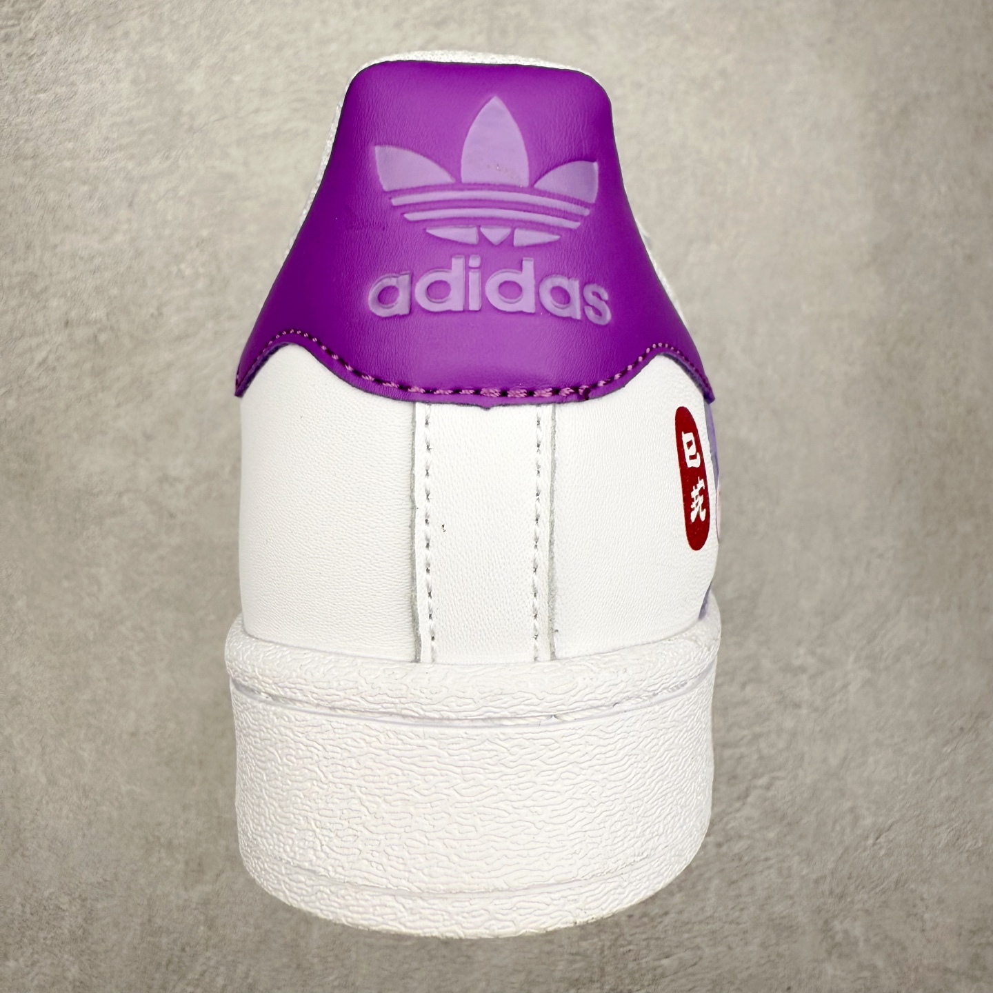 图片[8]-AD Originals Superstar 经典复古贝壳头板鞋 EG4958 诞生于1969年 是第一双将全皮面鞋 身与橡胶鞋头结合在一起的低帮篮球鞋 Superstar最开始 是作为高帮篮球鞋Pro Model的低帮版本而出现的 但因为其独特和醒目的橡胶鞋头造型而让大家熟知 被大家形象地称为\\\”shelltoe\\\”贝壳头 在70年代的美国职业篮球场上 接近3/4的NBA球员都将这双Superstar作为场上用鞋 80年代之后 经过不断的改良和发展 Superstar逐渐成为横跨时装、音乐、街头文化、休闲和运动等各大领域的时尚潮鞋 尺码：36 36.5 37 38 38.5 39 40 40.5 41 42 42.5 43 44 44.5 45-选品中心