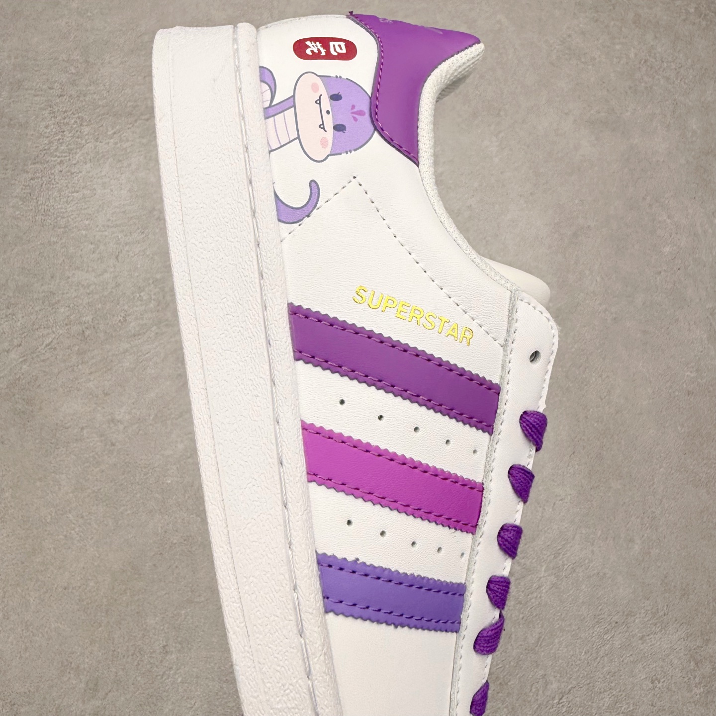 图片[6]-AD Originals Superstar 经典复古贝壳头板鞋 EG4958 诞生于1969年 是第一双将全皮面鞋 身与橡胶鞋头结合在一起的低帮篮球鞋 Superstar最开始 是作为高帮篮球鞋Pro Model的低帮版本而出现的 但因为其独特和醒目的橡胶鞋头造型而让大家熟知 被大家形象地称为\\\”shelltoe\\\”贝壳头 在70年代的美国职业篮球场上 接近3/4的NBA球员都将这双Superstar作为场上用鞋 80年代之后 经过不断的改良和发展 Superstar逐渐成为横跨时装、音乐、街头文化、休闲和运动等各大领域的时尚潮鞋 尺码：36 36.5 37 38 38.5 39 40 40.5 41 42 42.5 43 44 44.5 45-选品中心