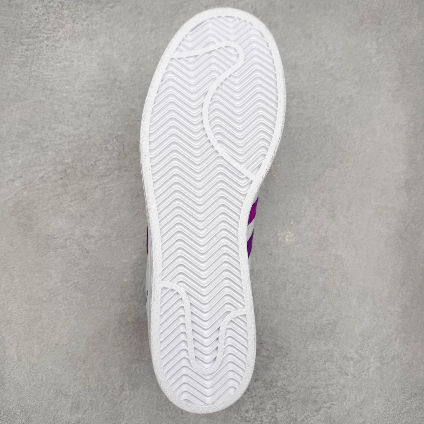 图片[9]-AD Originals Superstar 经典复古贝壳头板鞋 EG4958 诞生于1969年 是第一双将全皮面鞋 身与橡胶鞋头结合在一起的低帮篮球鞋 Superstar最开始 是作为高帮篮球鞋Pro Model的低帮版本而出现的 但因为其独特和醒目的橡胶鞋头造型而让大家熟知 被大家形象地称为\\\”shelltoe\\\”贝壳头 在70年代的美国职业篮球场上 接近3/4的NBA球员都将这双Superstar作为场上用鞋 80年代之后 经过不断的改良和发展 Superstar逐渐成为横跨时装、音乐、街头文化、休闲和运动等各大领域的时尚潮鞋 尺码：36 36.5 37 38 38.5 39 40 40.5 41 42 42.5 43 44 44.5 45-选品中心