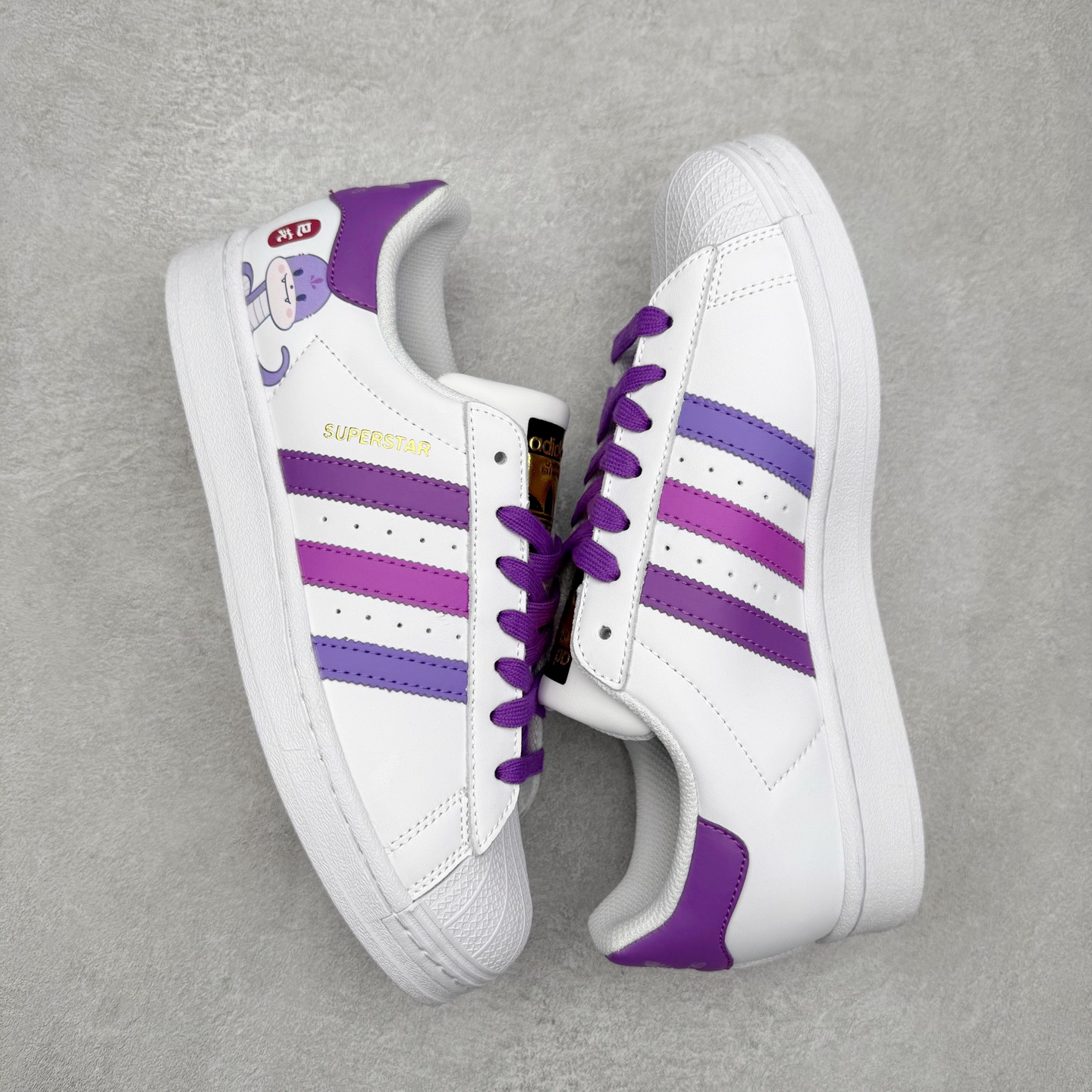 图片[3]-AD Originals Superstar 经典复古贝壳头板鞋 EG4958 诞生于1969年 是第一双将全皮面鞋 身与橡胶鞋头结合在一起的低帮篮球鞋 Superstar最开始 是作为高帮篮球鞋Pro Model的低帮版本而出现的 但因为其独特和醒目的橡胶鞋头造型而让大家熟知 被大家形象地称为\\\”shelltoe\\\”贝壳头 在70年代的美国职业篮球场上 接近3/4的NBA球员都将这双Superstar作为场上用鞋 80年代之后 经过不断的改良和发展 Superstar逐渐成为横跨时装、音乐、街头文化、休闲和运动等各大领域的时尚潮鞋 尺码：36 36.5 37 38 38.5 39 40 40.5 41 42 42.5 43 44 44.5 45-选品中心