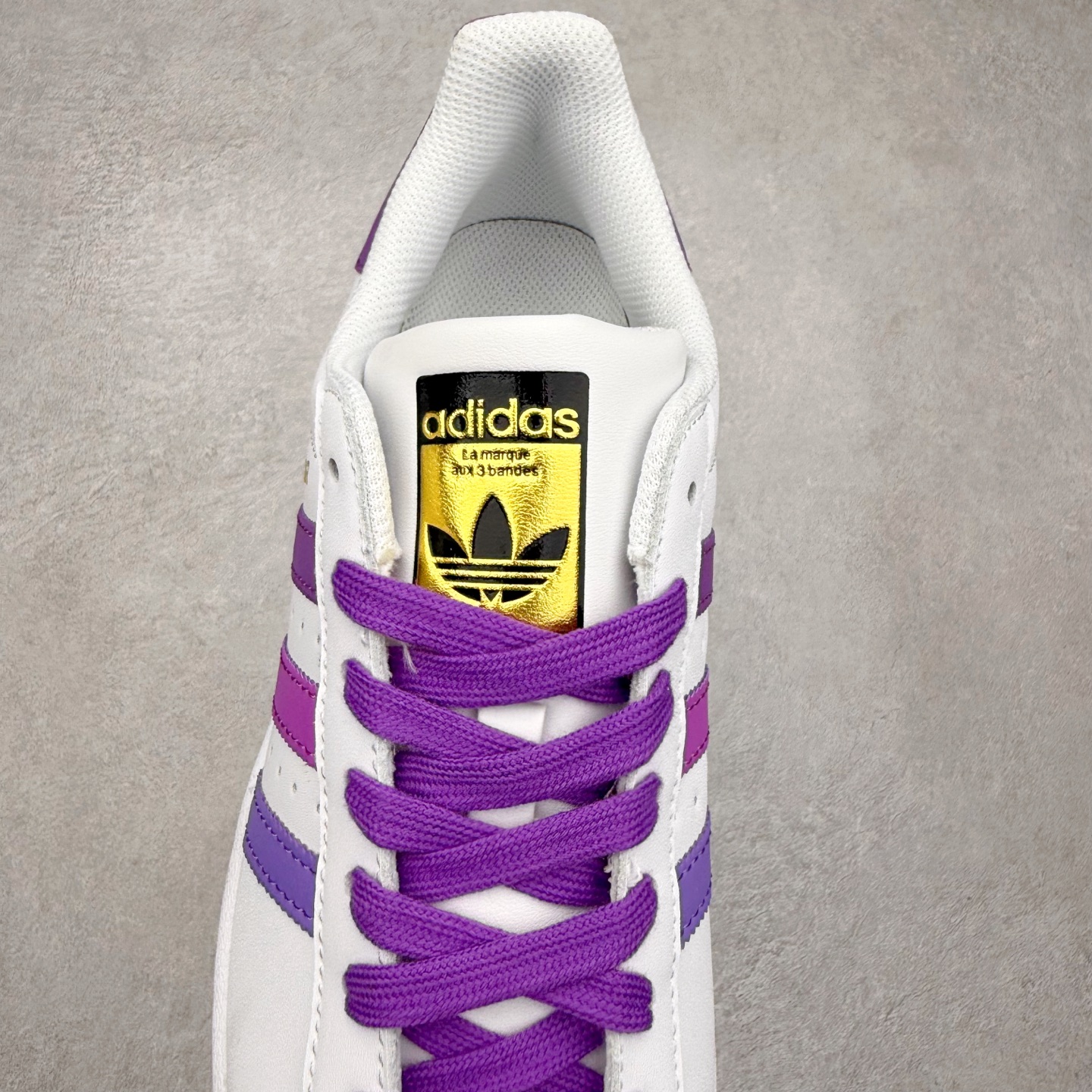 图片[5]-AD Originals Superstar 经典复古贝壳头板鞋 EG4958 诞生于1969年 是第一双将全皮面鞋 身与橡胶鞋头结合在一起的低帮篮球鞋 Superstar最开始 是作为高帮篮球鞋Pro Model的低帮版本而出现的 但因为其独特和醒目的橡胶鞋头造型而让大家熟知 被大家形象地称为\\\”shelltoe\\\”贝壳头 在70年代的美国职业篮球场上 接近3/4的NBA球员都将这双Superstar作为场上用鞋 80年代之后 经过不断的改良和发展 Superstar逐渐成为横跨时装、音乐、街头文化、休闲和运动等各大领域的时尚潮鞋 尺码：36 36.5 37 38 38.5 39 40 40.5 41 42 42.5 43 44 44.5 45-选品中心