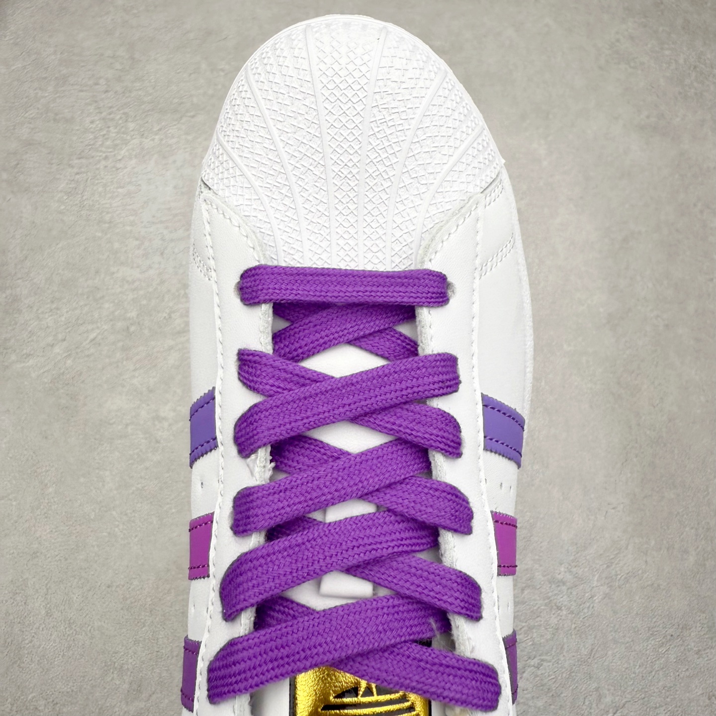 图片[4]-AD Originals Superstar 经典复古贝壳头板鞋 EG4958 诞生于1969年 是第一双将全皮面鞋 身与橡胶鞋头结合在一起的低帮篮球鞋 Superstar最开始 是作为高帮篮球鞋Pro Model的低帮版本而出现的 但因为其独特和醒目的橡胶鞋头造型而让大家熟知 被大家形象地称为\\\”shelltoe\\\”贝壳头 在70年代的美国职业篮球场上 接近3/4的NBA球员都将这双Superstar作为场上用鞋 80年代之后 经过不断的改良和发展 Superstar逐渐成为横跨时装、音乐、街头文化、休闲和运动等各大领域的时尚潮鞋 尺码：36 36.5 37 38 38.5 39 40 40.5 41 42 42.5 43 44 44.5 45-选品中心