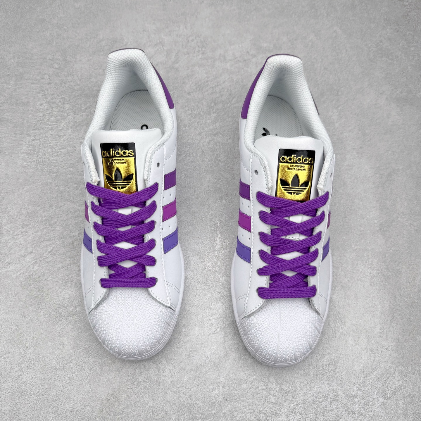 图片[2]-AD Originals Superstar 经典复古贝壳头板鞋 EG4958 诞生于1969年 是第一双将全皮面鞋 身与橡胶鞋头结合在一起的低帮篮球鞋 Superstar最开始 是作为高帮篮球鞋Pro Model的低帮版本而出现的 但因为其独特和醒目的橡胶鞋头造型而让大家熟知 被大家形象地称为\\\”shelltoe\\\”贝壳头 在70年代的美国职业篮球场上 接近3/4的NBA球员都将这双Superstar作为场上用鞋 80年代之后 经过不断的改良和发展 Superstar逐渐成为横跨时装、音乐、街头文化、休闲和运动等各大领域的时尚潮鞋 尺码：36 36.5 37 38 38.5 39 40 40.5 41 42 42.5 43 44 44.5 45-选品中心