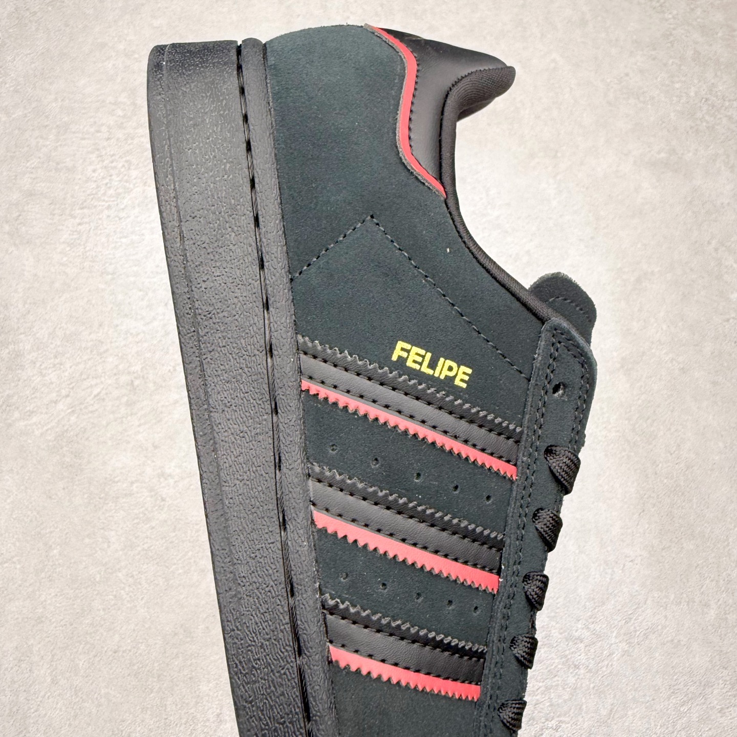 图片[6]-AD Originals Superstar 经典复古贝壳头板鞋 JR7831 诞生于1969年 是第一双将全皮面鞋 身与橡胶鞋头结合在一起的低帮篮球鞋 Superstar最开始 是作为高帮篮球鞋Pro Model的低帮版本而出现的 但因为其独特和醒目的橡胶鞋头造型而让大家熟知 被大家形象地称为\\\”shelltoe\\\”贝壳头 在70年代的美国职业篮球场上 接近3/4的NBA球员都将这双Superstar作为场上用鞋 80年代之后 经过不断的改良和发展 Superstar逐渐成为横跨时装、音乐、街头文化、休闲和运动等各大领域的时尚潮鞋 尺码：36 36.5 37 38 38.5 39 40 40.5 41 42 42.5 43 44 44.5 45-选品中心