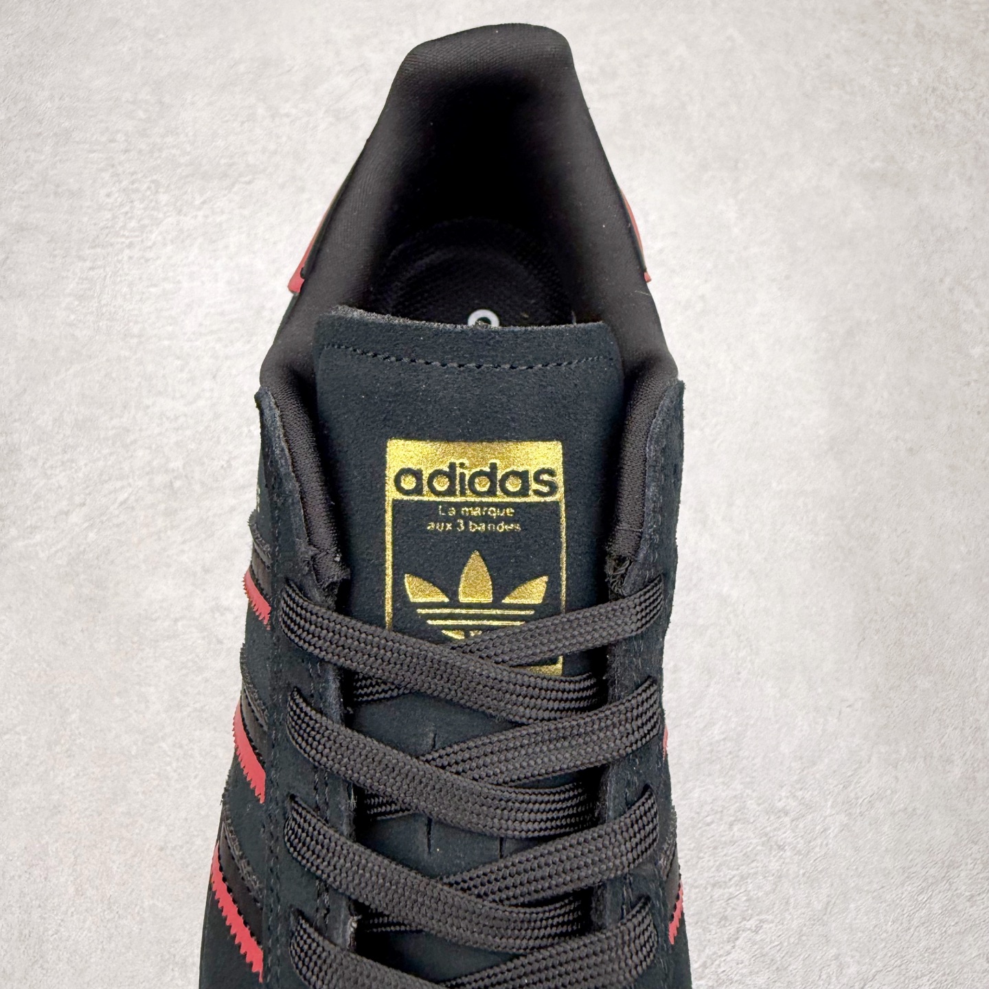 图片[5]-AD Originals Superstar 经典复古贝壳头板鞋 JR7831 诞生于1969年 是第一双将全皮面鞋 身与橡胶鞋头结合在一起的低帮篮球鞋 Superstar最开始 是作为高帮篮球鞋Pro Model的低帮版本而出现的 但因为其独特和醒目的橡胶鞋头造型而让大家熟知 被大家形象地称为\\\”shelltoe\\\”贝壳头 在70年代的美国职业篮球场上 接近3/4的NBA球员都将这双Superstar作为场上用鞋 80年代之后 经过不断的改良和发展 Superstar逐渐成为横跨时装、音乐、街头文化、休闲和运动等各大领域的时尚潮鞋 尺码：36 36.5 37 38 38.5 39 40 40.5 41 42 42.5 43 44 44.5 45-选品中心