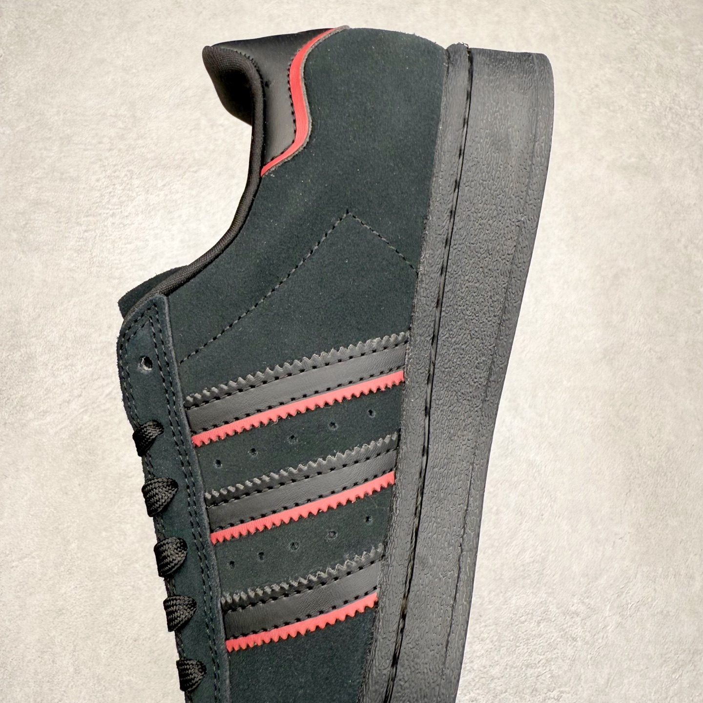 图片[7]-AD Originals Superstar 经典复古贝壳头板鞋 JR7831 诞生于1969年 是第一双将全皮面鞋 身与橡胶鞋头结合在一起的低帮篮球鞋 Superstar最开始 是作为高帮篮球鞋Pro Model的低帮版本而出现的 但因为其独特和醒目的橡胶鞋头造型而让大家熟知 被大家形象地称为\\\”shelltoe\\\”贝壳头 在70年代的美国职业篮球场上 接近3/4的NBA球员都将这双Superstar作为场上用鞋 80年代之后 经过不断的改良和发展 Superstar逐渐成为横跨时装、音乐、街头文化、休闲和运动等各大领域的时尚潮鞋 尺码：36 36.5 37 38 38.5 39 40 40.5 41 42 42.5 43 44 44.5 45-选品中心