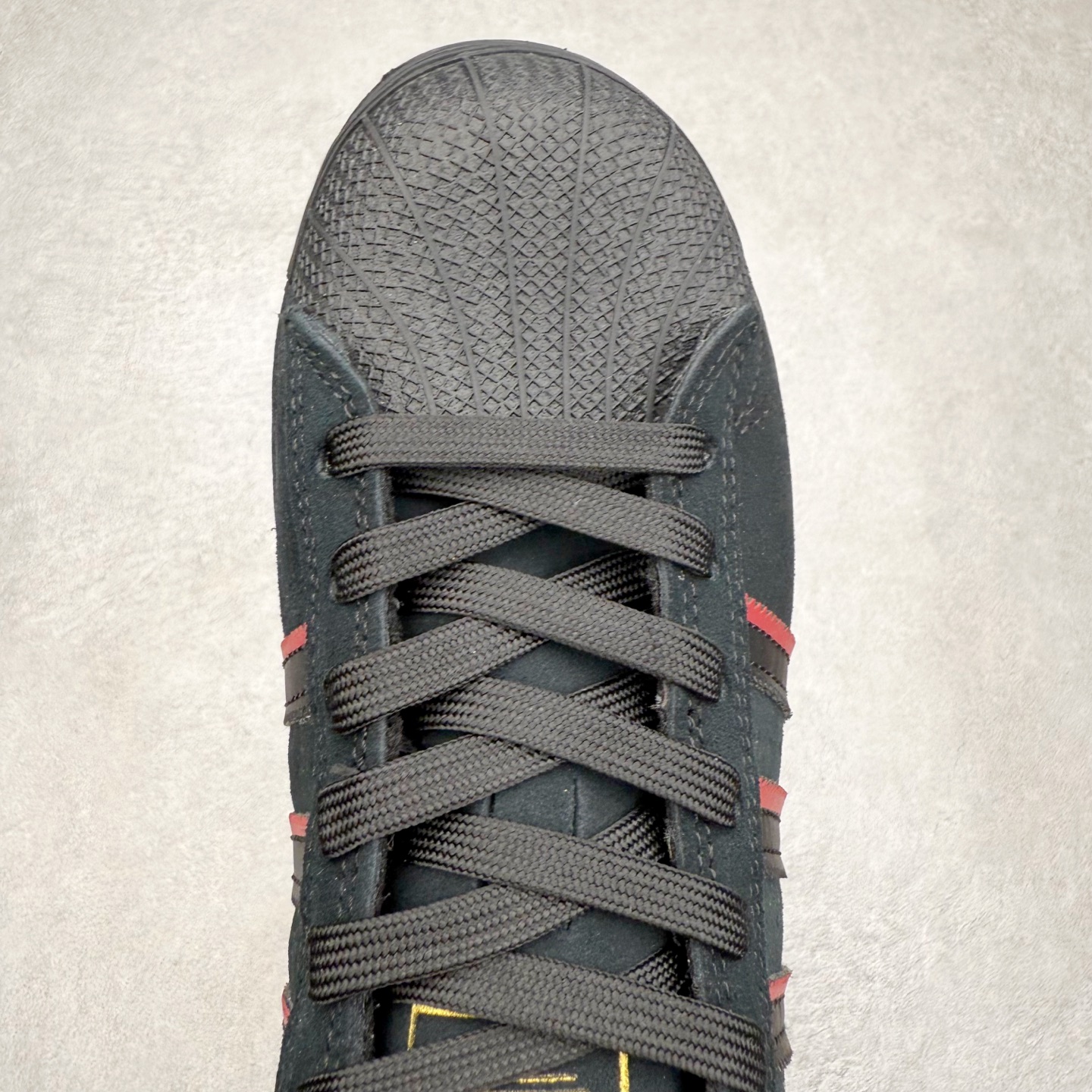 图片[4]-AD Originals Superstar 经典复古贝壳头板鞋 JR7831 诞生于1969年 是第一双将全皮面鞋 身与橡胶鞋头结合在一起的低帮篮球鞋 Superstar最开始 是作为高帮篮球鞋Pro Model的低帮版本而出现的 但因为其独特和醒目的橡胶鞋头造型而让大家熟知 被大家形象地称为\\\”shelltoe\\\”贝壳头 在70年代的美国职业篮球场上 接近3/4的NBA球员都将这双Superstar作为场上用鞋 80年代之后 经过不断的改良和发展 Superstar逐渐成为横跨时装、音乐、街头文化、休闲和运动等各大领域的时尚潮鞋 尺码：36 36.5 37 38 38.5 39 40 40.5 41 42 42.5 43 44 44.5 45-选品中心