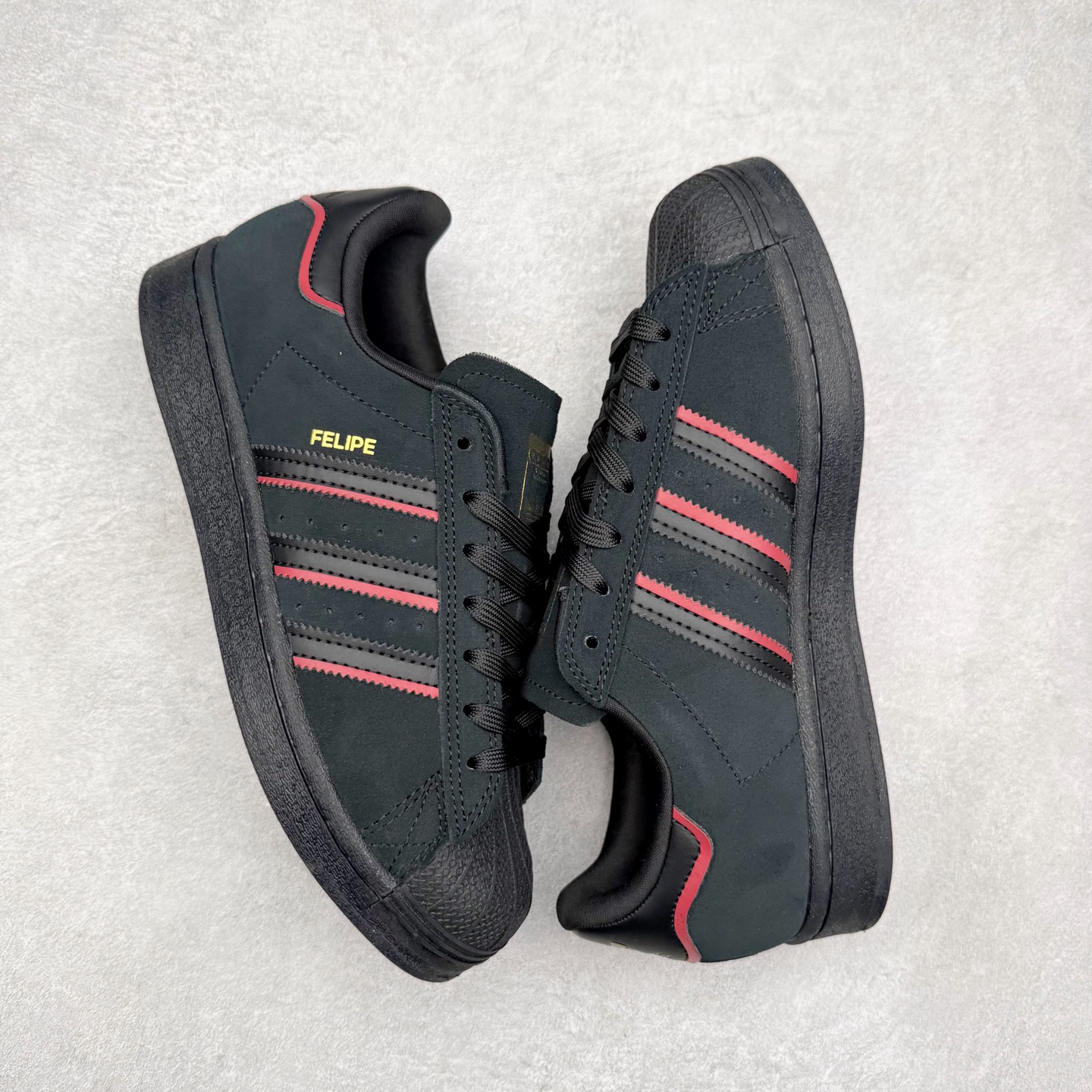 图片[3]-AD Originals Superstar 经典复古贝壳头板鞋 JR7831 诞生于1969年 是第一双将全皮面鞋 身与橡胶鞋头结合在一起的低帮篮球鞋 Superstar最开始 是作为高帮篮球鞋Pro Model的低帮版本而出现的 但因为其独特和醒目的橡胶鞋头造型而让大家熟知 被大家形象地称为\\\”shelltoe\\\”贝壳头 在70年代的美国职业篮球场上 接近3/4的NBA球员都将这双Superstar作为场上用鞋 80年代之后 经过不断的改良和发展 Superstar逐渐成为横跨时装、音乐、街头文化、休闲和运动等各大领域的时尚潮鞋 尺码：36 36.5 37 38 38.5 39 40 40.5 41 42 42.5 43 44 44.5 45-选品中心