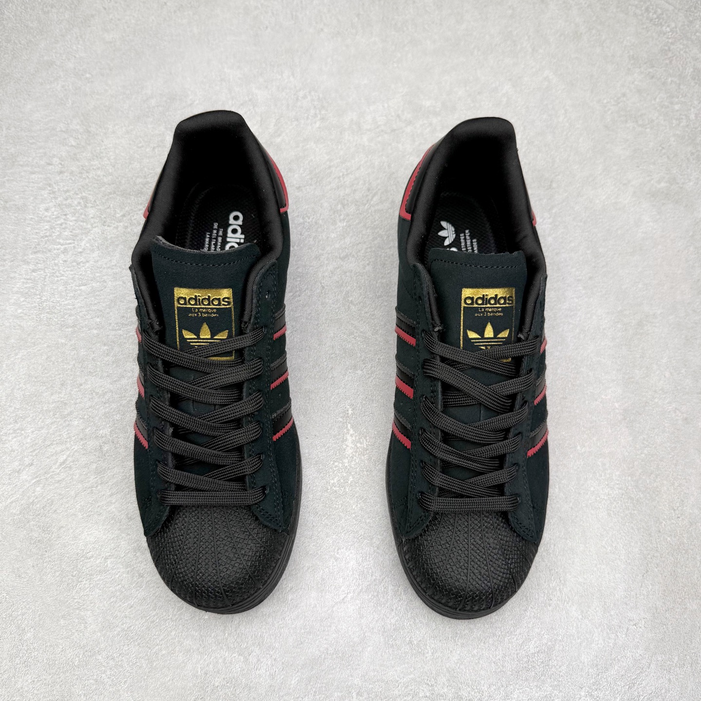 图片[2]-AD Originals Superstar 经典复古贝壳头板鞋 JR7831 诞生于1969年 是第一双将全皮面鞋 身与橡胶鞋头结合在一起的低帮篮球鞋 Superstar最开始 是作为高帮篮球鞋Pro Model的低帮版本而出现的 但因为其独特和醒目的橡胶鞋头造型而让大家熟知 被大家形象地称为\\\”shelltoe\\\”贝壳头 在70年代的美国职业篮球场上 接近3/4的NBA球员都将这双Superstar作为场上用鞋 80年代之后 经过不断的改良和发展 Superstar逐渐成为横跨时装、音乐、街头文化、休闲和运动等各大领域的时尚潮鞋 尺码：36 36.5 37 38 38.5 39 40 40.5 41 42 42.5 43 44 44.5 45-选品中心