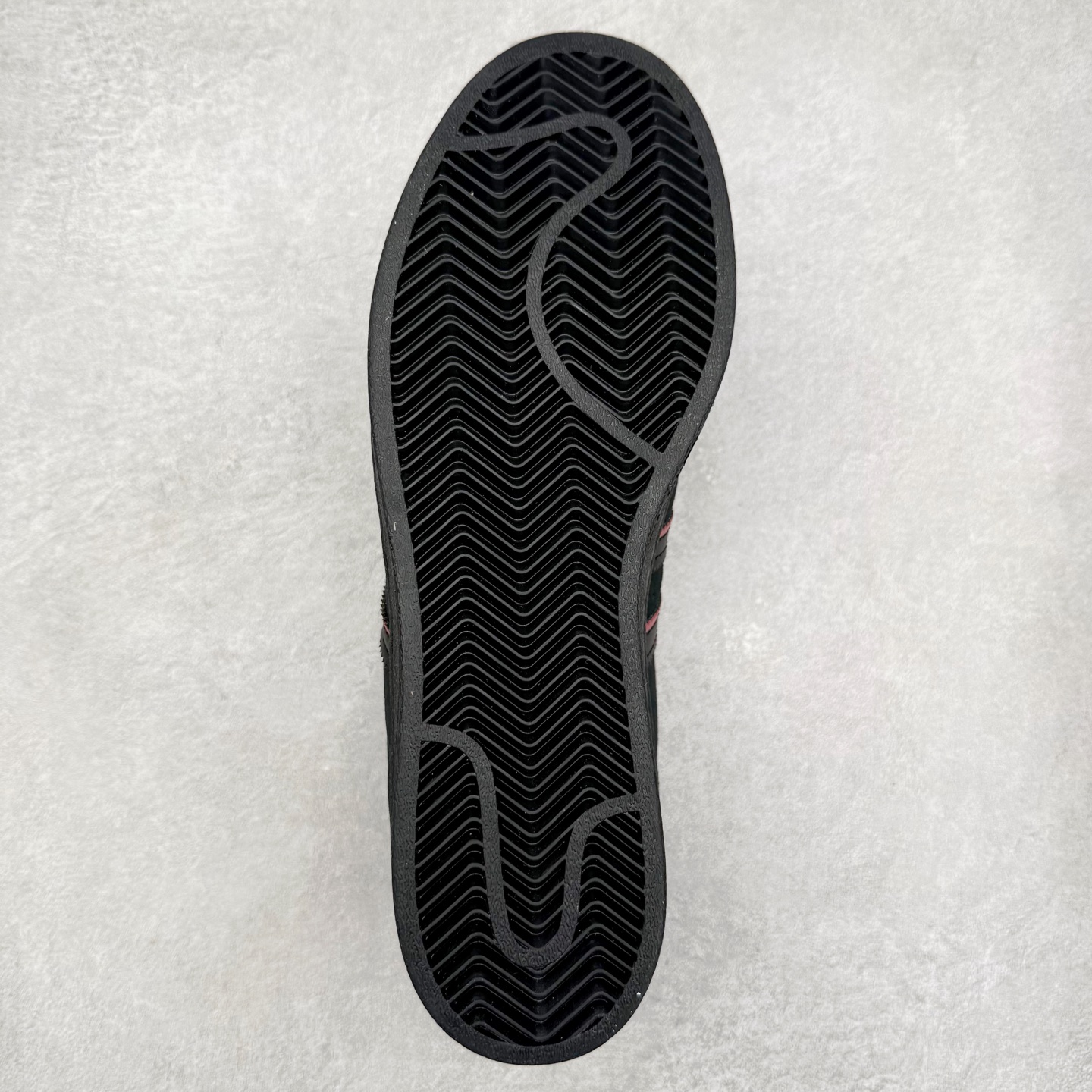 图片[9]-AD Originals Superstar 经典复古贝壳头板鞋 JR7831 诞生于1969年 是第一双将全皮面鞋 身与橡胶鞋头结合在一起的低帮篮球鞋 Superstar最开始 是作为高帮篮球鞋Pro Model的低帮版本而出现的 但因为其独特和醒目的橡胶鞋头造型而让大家熟知 被大家形象地称为\\\”shelltoe\\\”贝壳头 在70年代的美国职业篮球场上 接近3/4的NBA球员都将这双Superstar作为场上用鞋 80年代之后 经过不断的改良和发展 Superstar逐渐成为横跨时装、音乐、街头文化、休闲和运动等各大领域的时尚潮鞋 尺码：36 36.5 37 38 38.5 39 40 40.5 41 42 42.5 43 44 44.5 45-选品中心