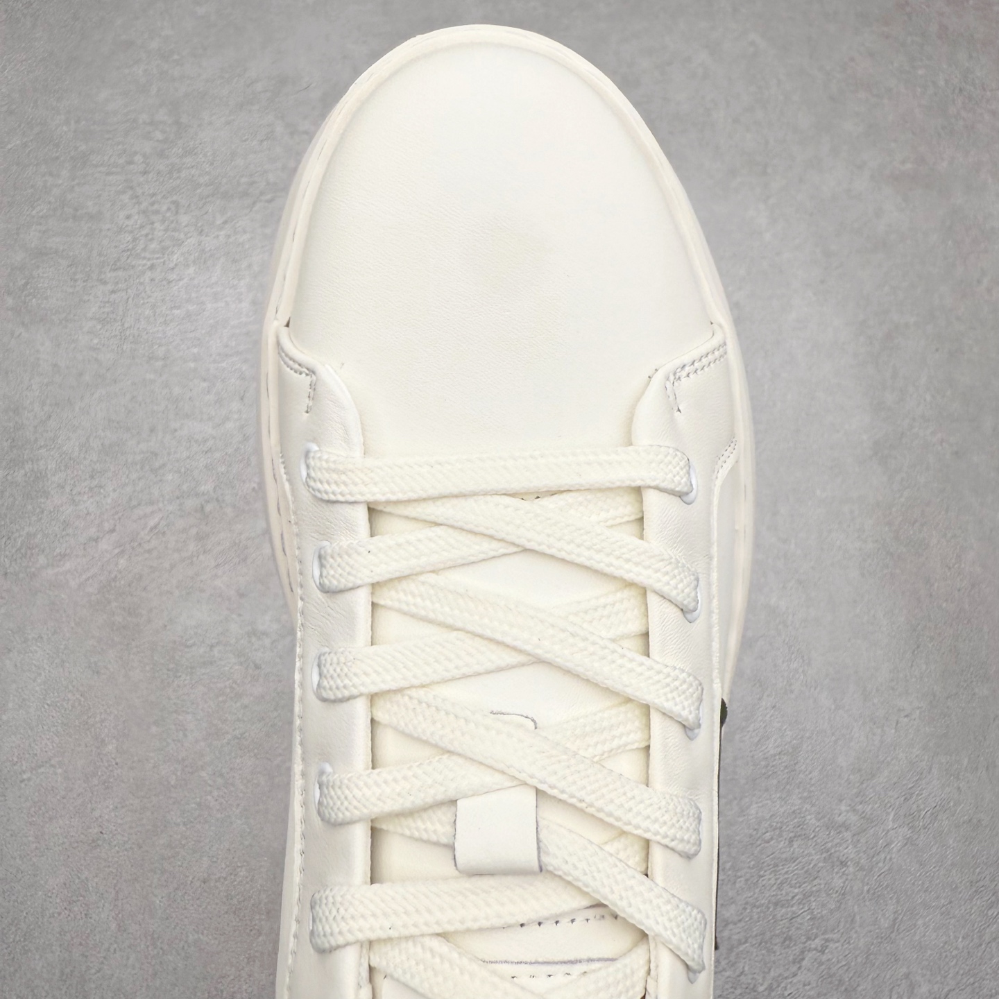 图片[4]-Louis Vuitton LV男鞋路易威登休闲文化运动板鞋系列 广东大厂品质 舒适轻泡大底和百搭性霸屏整个时尚娱乐圈，细节调整完美主义！鞋面采用意大利进口头层小牛皮材质 独家开模轻泡大底， 侧边采用3D打印标志性Logo 尽显贵族时尚气息，台湾进口小牛皮挂皮内里，配带正品全套包装。尺码：39 40 41 42 43 44（皮鞋码）-选品中心