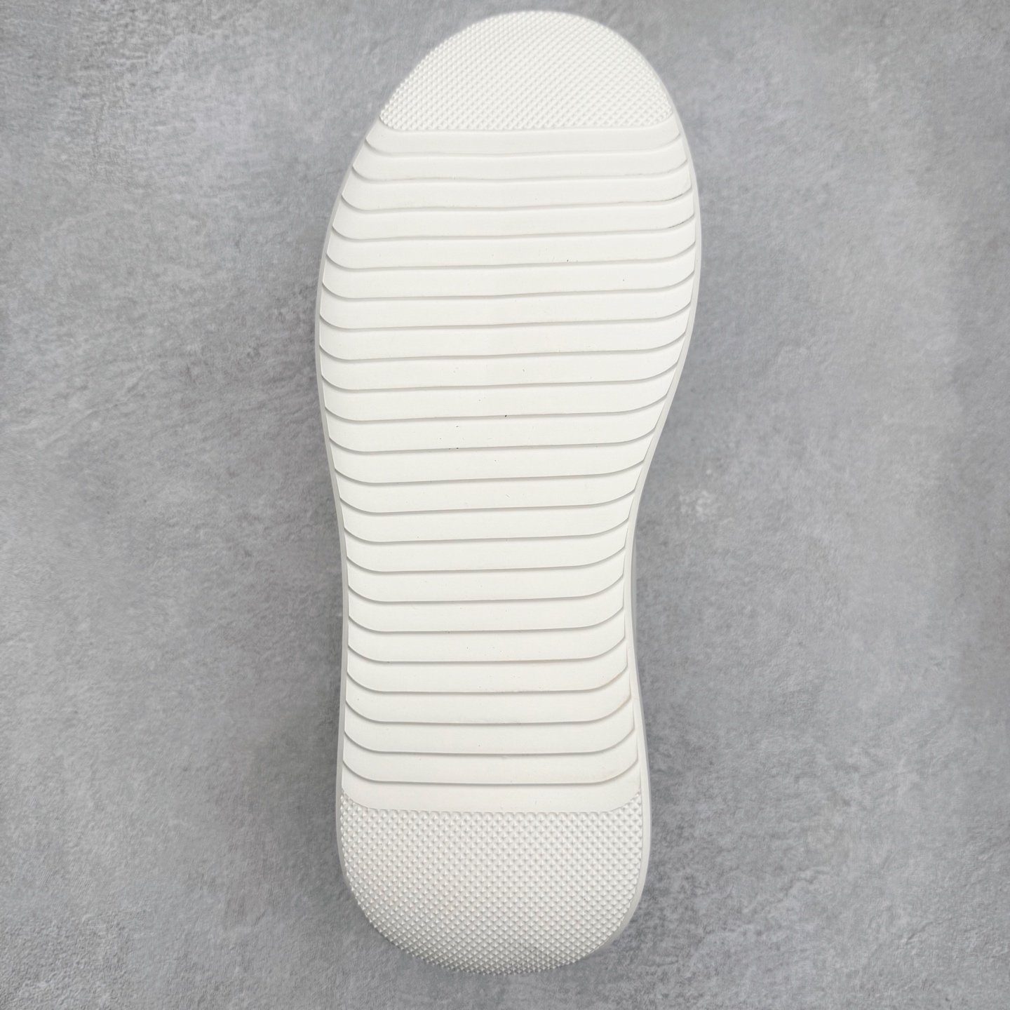 图片[9]-Louis Vuitton LV男鞋路易威登休闲文化运动板鞋系列 广东大厂品质 舒适轻泡大底和百搭性霸屏整个时尚娱乐圈，细节调整完美主义！鞋面采用意大利进口头层小牛皮材质 独家开模轻泡大底， 侧边采用3D打印标志性Logo 尽显贵族时尚气息，台湾进口小牛皮挂皮内里，配带正品全套包装。尺码：39 40 41 42 43 44（皮鞋码）-选品中心