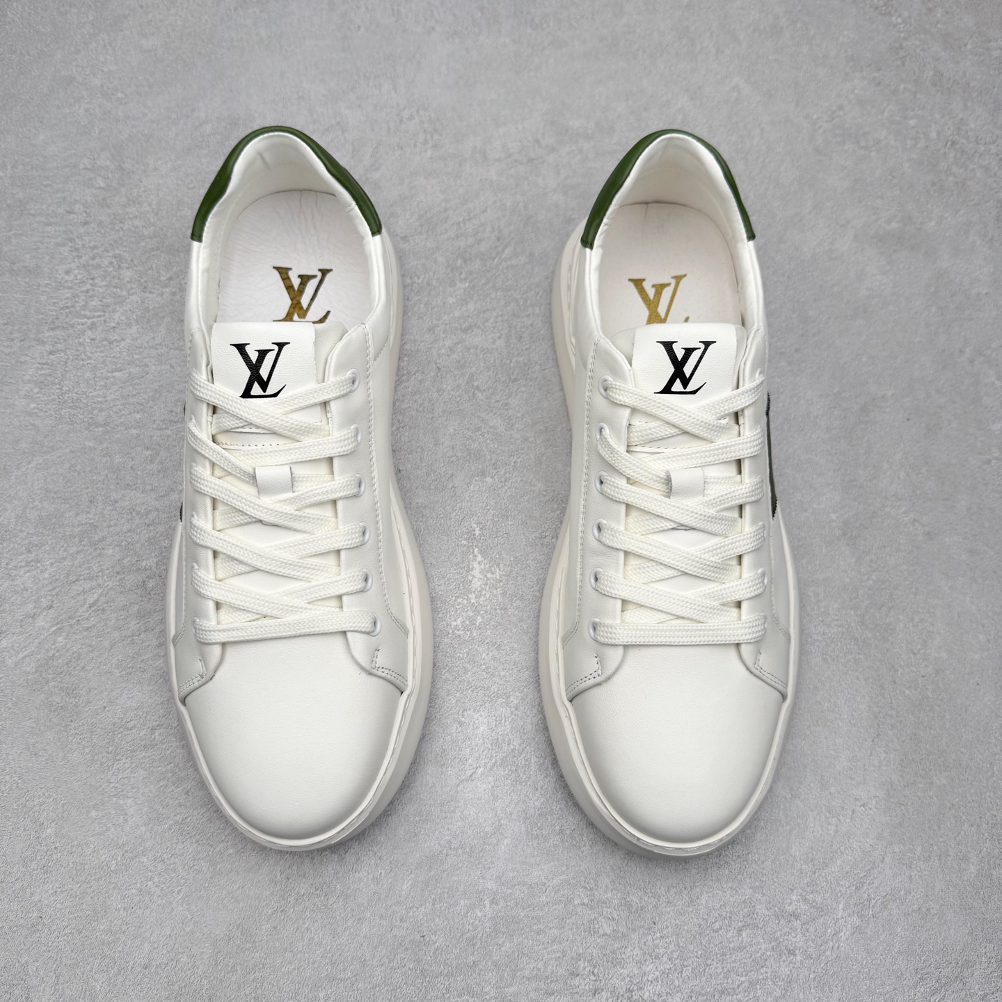 图片[2]-Louis Vuitton LV男鞋路易威登休闲文化运动板鞋系列 广东大厂品质 舒适轻泡大底和百搭性霸屏整个时尚娱乐圈，细节调整完美主义！鞋面采用意大利进口头层小牛皮材质 独家开模轻泡大底， 侧边采用3D打印标志性Logo 尽显贵族时尚气息，台湾进口小牛皮挂皮内里，配带正品全套包装。尺码：39 40 41 42 43 44（皮鞋码）-选品中心