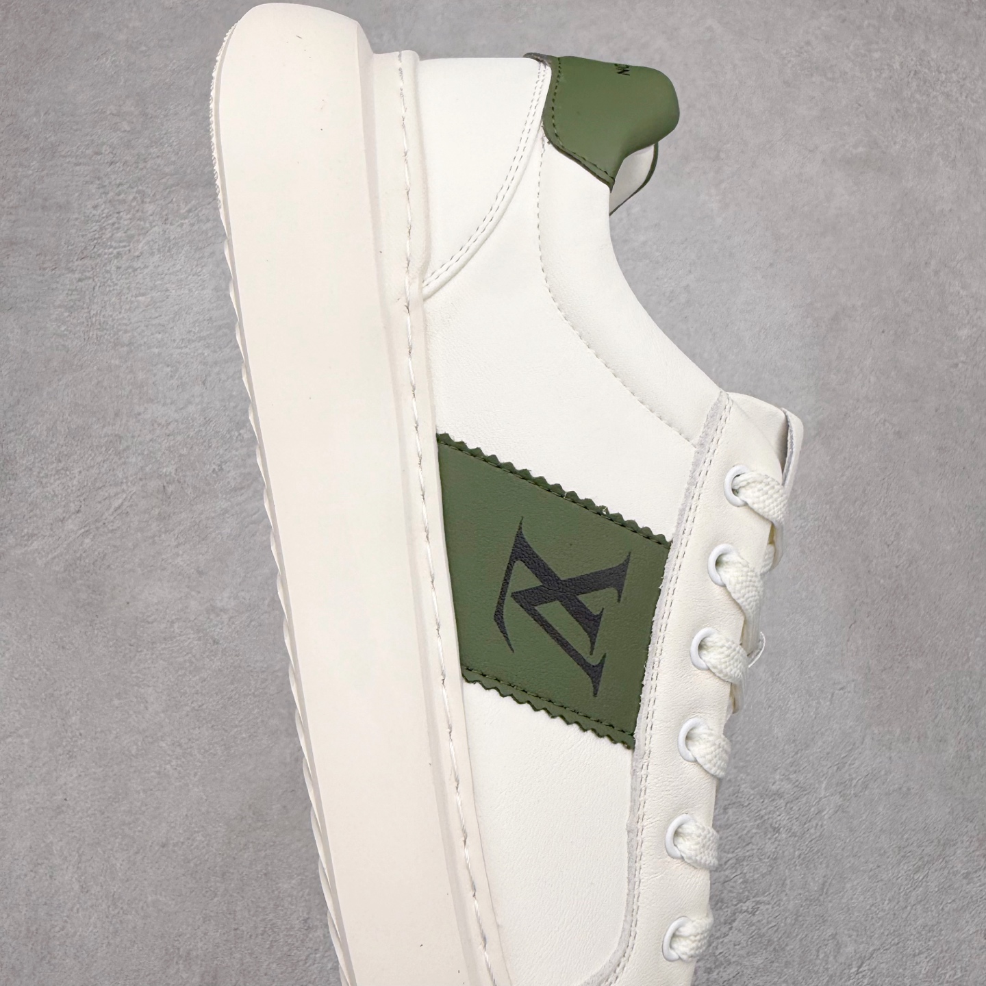 图片[6]-Louis Vuitton LV男鞋路易威登休闲文化运动板鞋系列 广东大厂品质 舒适轻泡大底和百搭性霸屏整个时尚娱乐圈，细节调整完美主义！鞋面采用意大利进口头层小牛皮材质 独家开模轻泡大底， 侧边采用3D打印标志性Logo 尽显贵族时尚气息，台湾进口小牛皮挂皮内里，配带正品全套包装。尺码：39 40 41 42 43 44（皮鞋码）-选品中心