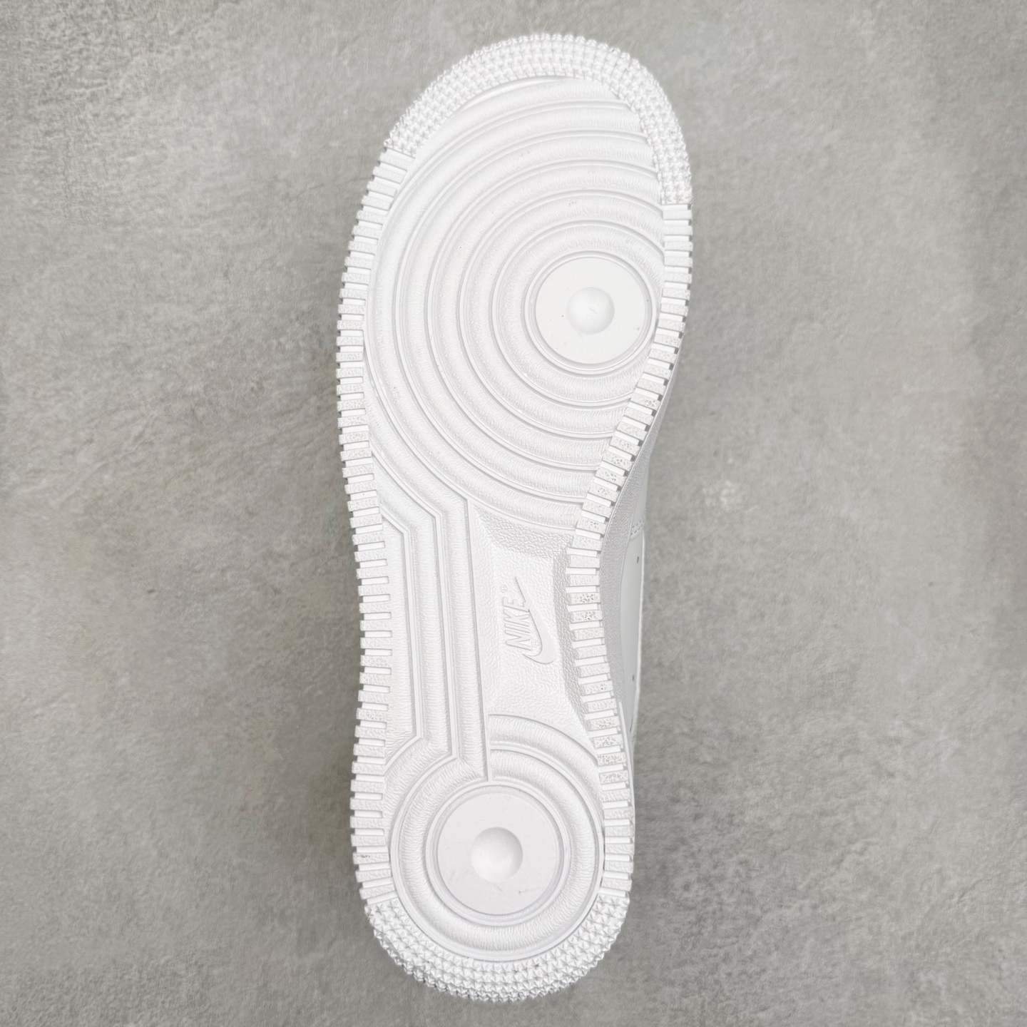 图片[9]-NK Air Force 1´07 Low 空军一号低帮百搭休闲运动板鞋 ZH0316-096 柔软、弹性十足的缓震性能和出色的中底设计 横跨复古与现代的外型结合 造就出风靡全球 三十多年的Force 1 直到今天还深受青睐 实拍调校N版已经零色差零失真 百分百还原实物色彩所见即所得 不存在货不对板色差等低级问题 选购参考实物拍摄 不混卖不参货 只用心做好货严格选品 承诺混一赔十 尺码：36 36.5 37.5 38 38.5 39 40 40.5 41 42 42.5 43 44 44.5 45-选品中心