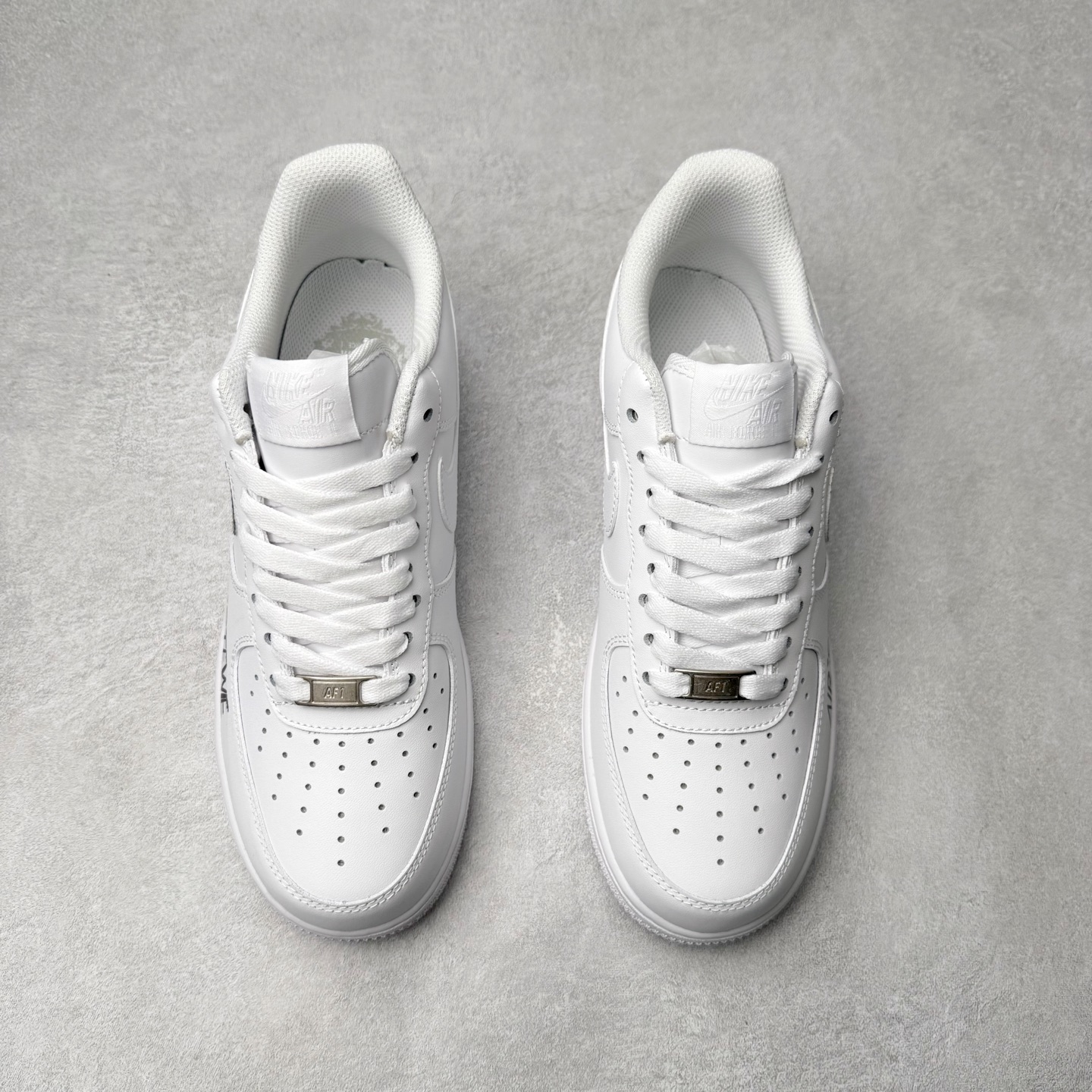 图片[2]-NK Air Force 1´07 Low 空军一号低帮百搭休闲运动板鞋 ZH0316-096 柔软、弹性十足的缓震性能和出色的中底设计 横跨复古与现代的外型结合 造就出风靡全球 三十多年的Force 1 直到今天还深受青睐 实拍调校N版已经零色差零失真 百分百还原实物色彩所见即所得 不存在货不对板色差等低级问题 选购参考实物拍摄 不混卖不参货 只用心做好货严格选品 承诺混一赔十 尺码：36 36.5 37.5 38 38.5 39 40 40.5 41 42 42.5 43 44 44.5 45-选品中心