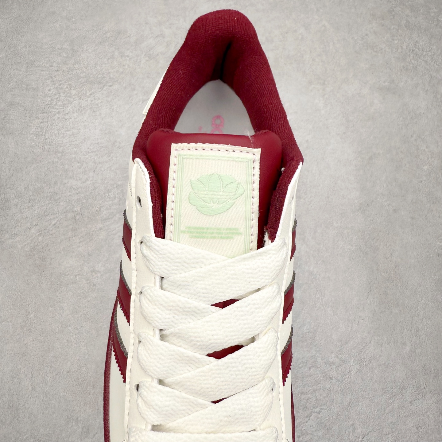 图片[5]-AD Originals Superstar 经典复古贝壳头板鞋 KJ6981 诞生于1969年 是第一双将全皮面鞋 身与橡胶鞋头结合在一起的低帮篮球鞋 Superstar最开始 是作为高帮篮球鞋Pro Model的低帮版本而出现的 但因为其独特和醒目的橡胶鞋头造型而让大家熟知 被大家形象地称为\\\”shelltoe\\\”贝壳头 在70年代的美国职业篮球场上 接近3/4的NBA球员都将这双Superstar作为场上用鞋 80年代之后 经过不断的改良和发展 Superstar逐渐成为横跨时装、音乐、街头文化、休闲和运动等各大领域的时尚潮鞋 尺码：36 36.5 37 38 38.5 39 40 40.5 41 42 42.5 43 44 44.5 45-选品中心