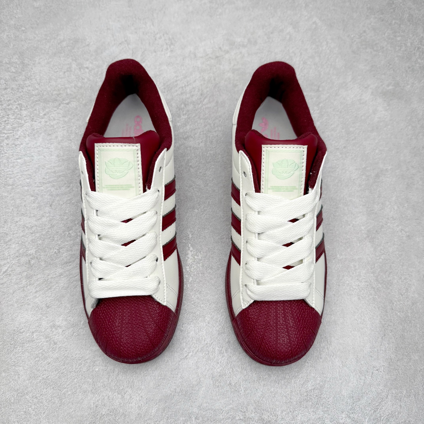 图片[2]-AD Originals Superstar 经典复古贝壳头板鞋 KJ6981 诞生于1969年 是第一双将全皮面鞋 身与橡胶鞋头结合在一起的低帮篮球鞋 Superstar最开始 是作为高帮篮球鞋Pro Model的低帮版本而出现的 但因为其独特和醒目的橡胶鞋头造型而让大家熟知 被大家形象地称为\\\”shelltoe\\\”贝壳头 在70年代的美国职业篮球场上 接近3/4的NBA球员都将这双Superstar作为场上用鞋 80年代之后 经过不断的改良和发展 Superstar逐渐成为横跨时装、音乐、街头文化、休闲和运动等各大领域的时尚潮鞋 尺码：36 36.5 37 38 38.5 39 40 40.5 41 42 42.5 43 44 44.5 45-选品中心