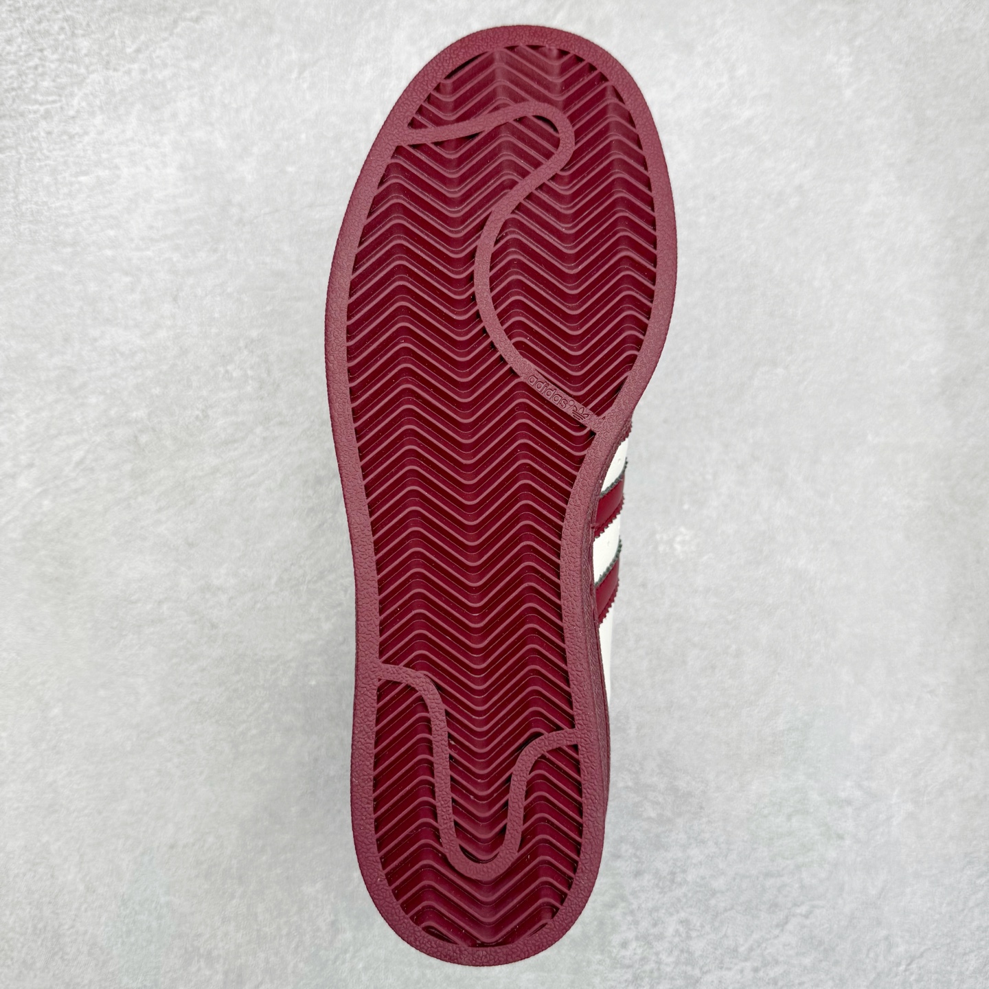 图片[9]-AD Originals Superstar 经典复古贝壳头板鞋 KJ6981 诞生于1969年 是第一双将全皮面鞋 身与橡胶鞋头结合在一起的低帮篮球鞋 Superstar最开始 是作为高帮篮球鞋Pro Model的低帮版本而出现的 但因为其独特和醒目的橡胶鞋头造型而让大家熟知 被大家形象地称为\\\”shelltoe\\\”贝壳头 在70年代的美国职业篮球场上 接近3/4的NBA球员都将这双Superstar作为场上用鞋 80年代之后 经过不断的改良和发展 Superstar逐渐成为横跨时装、音乐、街头文化、休闲和运动等各大领域的时尚潮鞋 尺码：36 36.5 37 38 38.5 39 40 40.5 41 42 42.5 43 44 44.5 45-选品中心