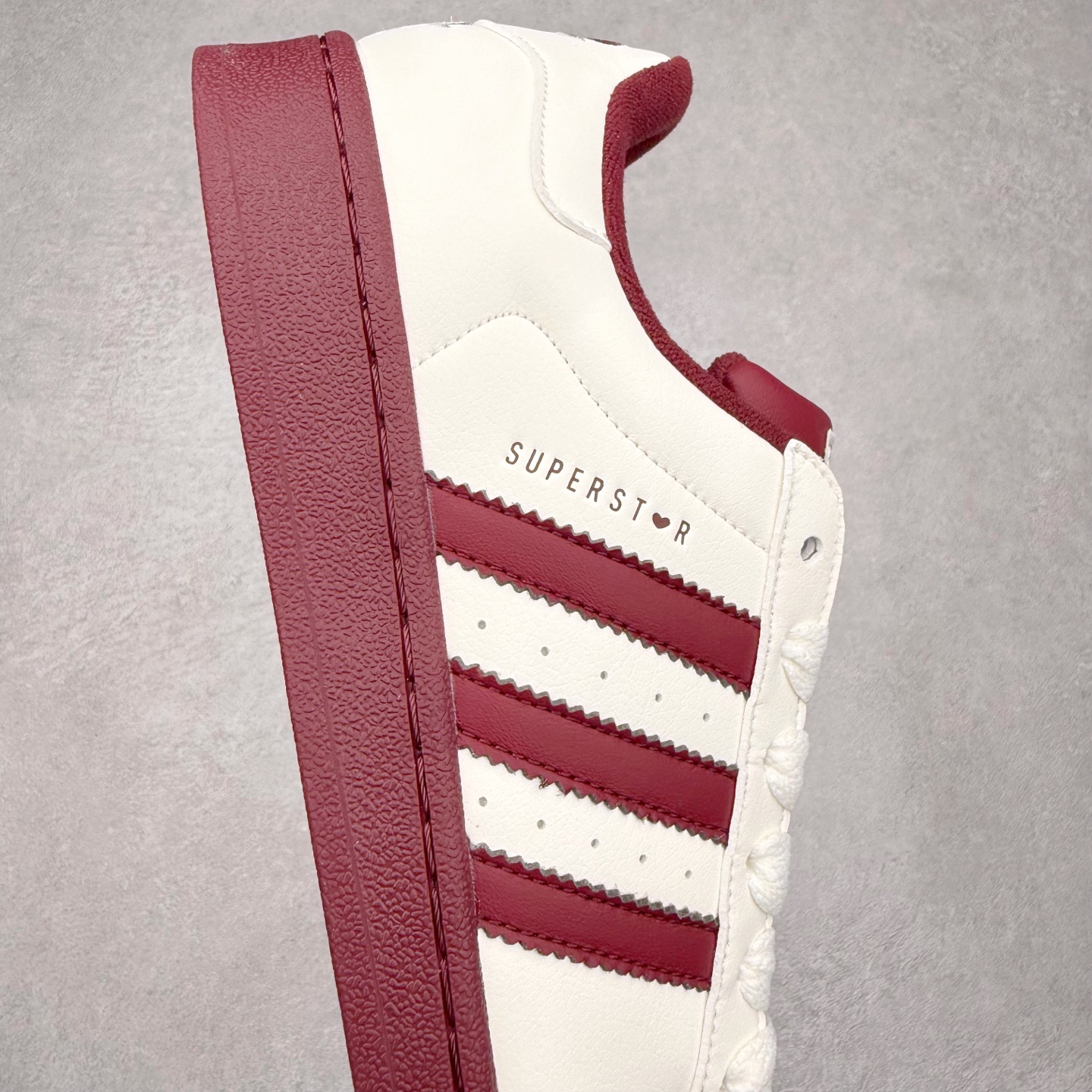 图片[6]-AD Originals Superstar 经典复古贝壳头板鞋 KJ6981 诞生于1969年 是第一双将全皮面鞋 身与橡胶鞋头结合在一起的低帮篮球鞋 Superstar最开始 是作为高帮篮球鞋Pro Model的低帮版本而出现的 但因为其独特和醒目的橡胶鞋头造型而让大家熟知 被大家形象地称为\\\”shelltoe\\\”贝壳头 在70年代的美国职业篮球场上 接近3/4的NBA球员都将这双Superstar作为场上用鞋 80年代之后 经过不断的改良和发展 Superstar逐渐成为横跨时装、音乐、街头文化、休闲和运动等各大领域的时尚潮鞋 尺码：36 36.5 37 38 38.5 39 40 40.5 41 42 42.5 43 44 44.5 45-选品中心