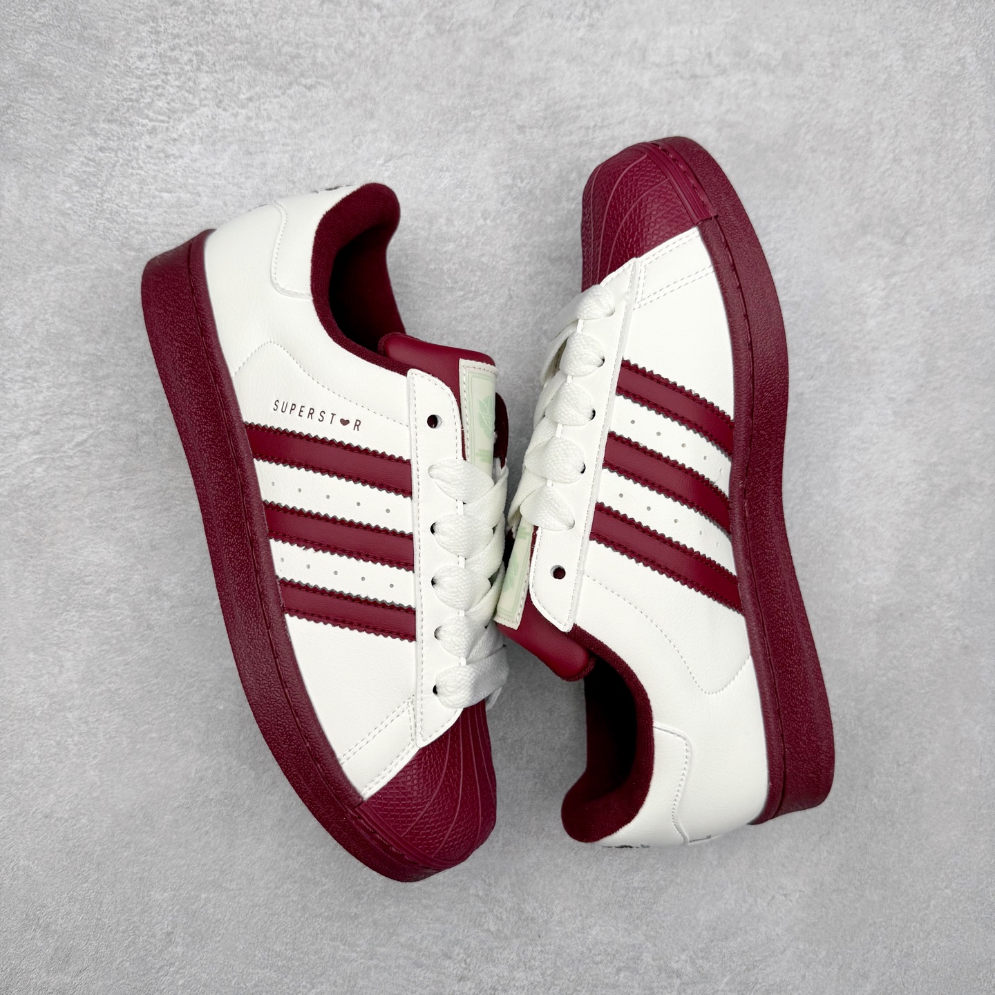 图片[3]-AD Originals Superstar 经典复古贝壳头板鞋 KJ6981 诞生于1969年 是第一双将全皮面鞋 身与橡胶鞋头结合在一起的低帮篮球鞋 Superstar最开始 是作为高帮篮球鞋Pro Model的低帮版本而出现的 但因为其独特和醒目的橡胶鞋头造型而让大家熟知 被大家形象地称为\\\”shelltoe\\\”贝壳头 在70年代的美国职业篮球场上 接近3/4的NBA球员都将这双Superstar作为场上用鞋 80年代之后 经过不断的改良和发展 Superstar逐渐成为横跨时装、音乐、街头文化、休闲和运动等各大领域的时尚潮鞋 尺码：36 36.5 37 38 38.5 39 40 40.5 41 42 42.5 43 44 44.5 45-选品中心