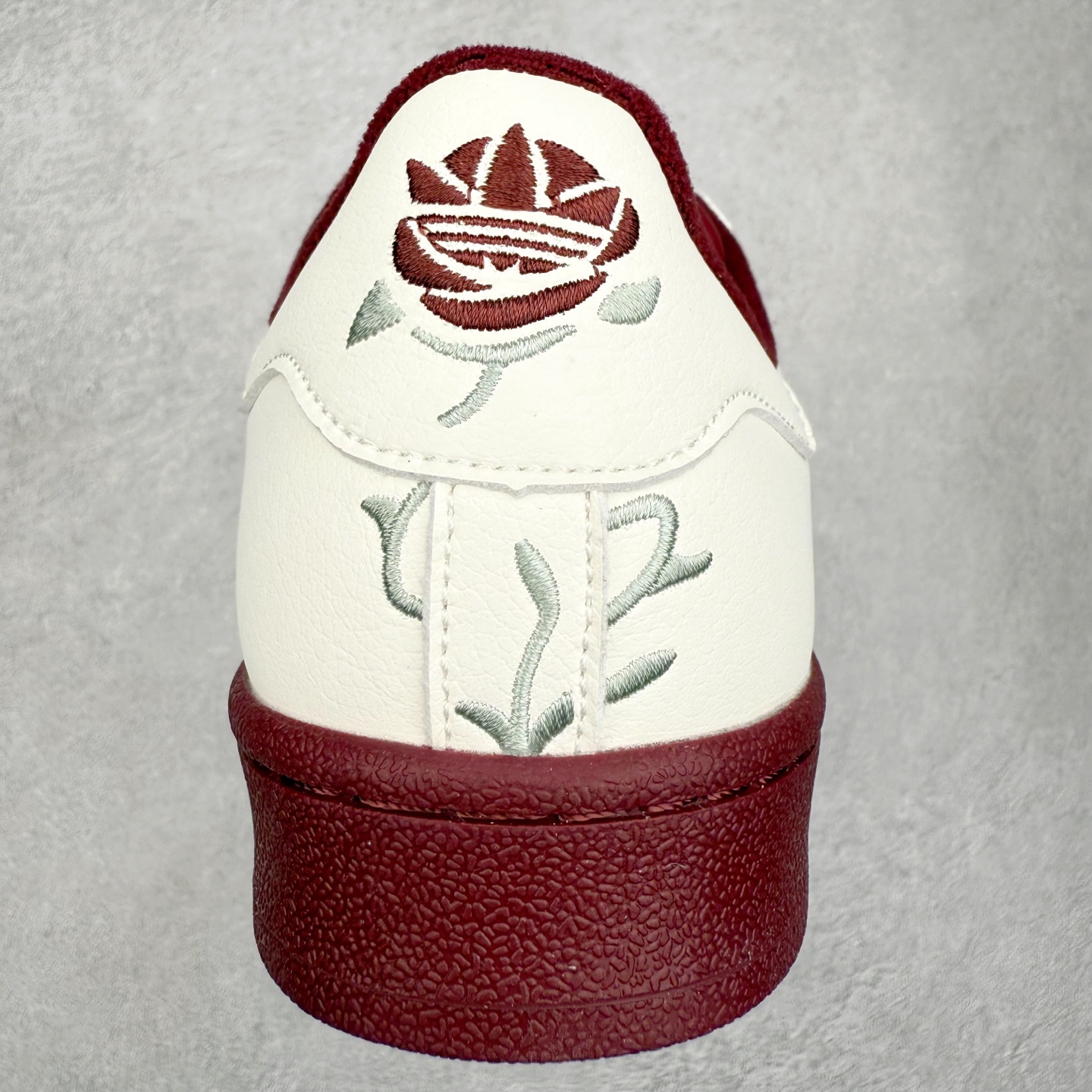 图片[8]-AD Originals Superstar 经典复古贝壳头板鞋 KJ6981 诞生于1969年 是第一双将全皮面鞋 身与橡胶鞋头结合在一起的低帮篮球鞋 Superstar最开始 是作为高帮篮球鞋Pro Model的低帮版本而出现的 但因为其独特和醒目的橡胶鞋头造型而让大家熟知 被大家形象地称为\\\”shelltoe\\\”贝壳头 在70年代的美国职业篮球场上 接近3/4的NBA球员都将这双Superstar作为场上用鞋 80年代之后 经过不断的改良和发展 Superstar逐渐成为横跨时装、音乐、街头文化、休闲和运动等各大领域的时尚潮鞋 尺码：36 36.5 37 38 38.5 39 40 40.5 41 42 42.5 43 44 44.5 45-选品中心