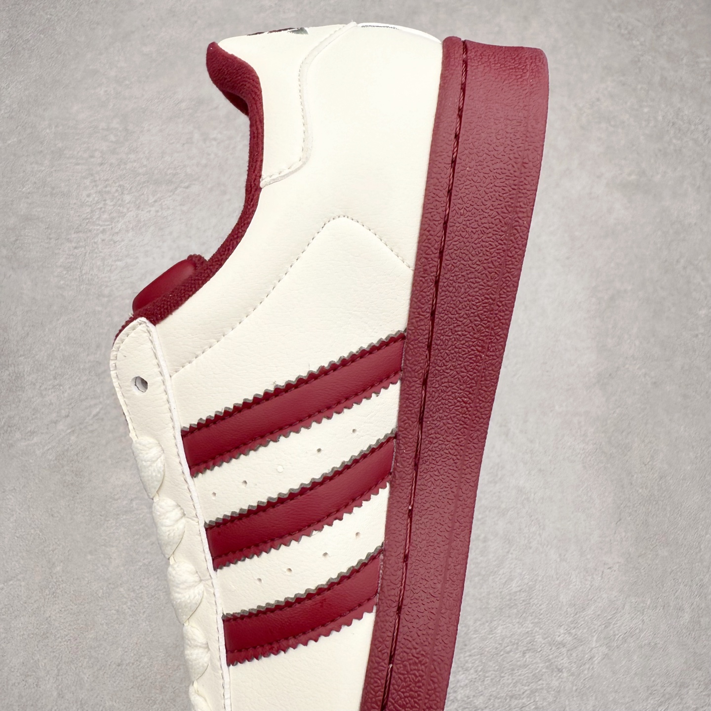 图片[7]-AD Originals Superstar 经典复古贝壳头板鞋 KJ6981 诞生于1969年 是第一双将全皮面鞋 身与橡胶鞋头结合在一起的低帮篮球鞋 Superstar最开始 是作为高帮篮球鞋Pro Model的低帮版本而出现的 但因为其独特和醒目的橡胶鞋头造型而让大家熟知 被大家形象地称为\\\”shelltoe\\\”贝壳头 在70年代的美国职业篮球场上 接近3/4的NBA球员都将这双Superstar作为场上用鞋 80年代之后 经过不断的改良和发展 Superstar逐渐成为横跨时装、音乐、街头文化、休闲和运动等各大领域的时尚潮鞋 尺码：36 36.5 37 38 38.5 39 40 40.5 41 42 42.5 43 44 44.5 45-选品中心