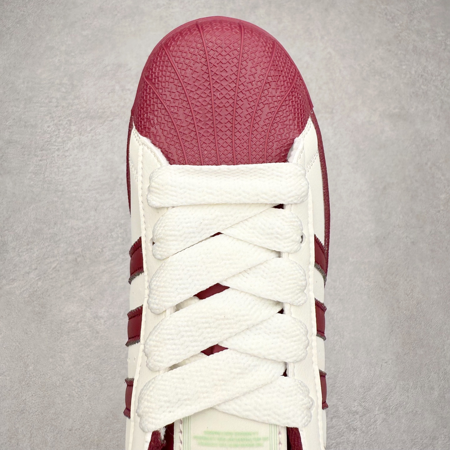 图片[4]-AD Originals Superstar 经典复古贝壳头板鞋 KJ6981 诞生于1969年 是第一双将全皮面鞋 身与橡胶鞋头结合在一起的低帮篮球鞋 Superstar最开始 是作为高帮篮球鞋Pro Model的低帮版本而出现的 但因为其独特和醒目的橡胶鞋头造型而让大家熟知 被大家形象地称为\\\”shelltoe\\\”贝壳头 在70年代的美国职业篮球场上 接近3/4的NBA球员都将这双Superstar作为场上用鞋 80年代之后 经过不断的改良和发展 Superstar逐渐成为横跨时装、音乐、街头文化、休闲和运动等各大领域的时尚潮鞋 尺码：36 36.5 37 38 38.5 39 40 40.5 41 42 42.5 43 44 44.5 45-选品中心