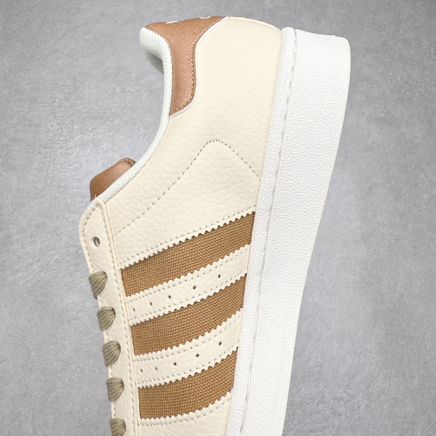 图片[7]-AD Originals Superstar 经典复古贝壳头板鞋 JR6988 诞生于1969年 是第一双将全皮面鞋 身与橡胶鞋头结合在一起的低帮篮球鞋 Superstar最开始 是作为高帮篮球鞋Pro Model的低帮版本而出现的 但因为其独特和醒目的橡胶鞋头造型而让大家熟知 被大家形象地称为\\\”shelltoe\\\”贝壳头 在70年代的美国职业篮球场上 接近3/4的NBA球员都将这双Superstar作为场上用鞋 80年代之后 经过不断的改良和发展 Superstar逐渐成为横跨时装、音乐、街头文化、休闲和运动等各大领域的时尚潮鞋 尺码：36 36.5 37 38 38.5 39 40 40.5 41 42 42.5 43 44 44.5 45-选品中心