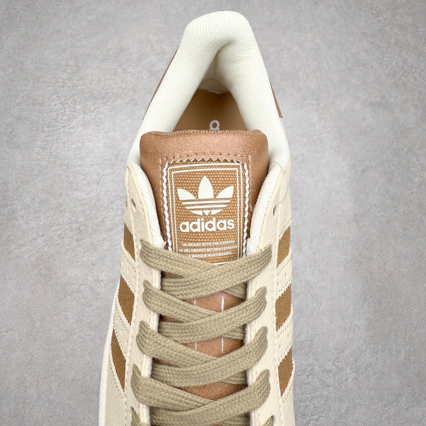 图片[5]-AD Originals Superstar 经典复古贝壳头板鞋 JR6988 诞生于1969年 是第一双将全皮面鞋 身与橡胶鞋头结合在一起的低帮篮球鞋 Superstar最开始 是作为高帮篮球鞋Pro Model的低帮版本而出现的 但因为其独特和醒目的橡胶鞋头造型而让大家熟知 被大家形象地称为\\\”shelltoe\\\”贝壳头 在70年代的美国职业篮球场上 接近3/4的NBA球员都将这双Superstar作为场上用鞋 80年代之后 经过不断的改良和发展 Superstar逐渐成为横跨时装、音乐、街头文化、休闲和运动等各大领域的时尚潮鞋 尺码：36 36.5 37 38 38.5 39 40 40.5 41 42 42.5 43 44 44.5 45-选品中心